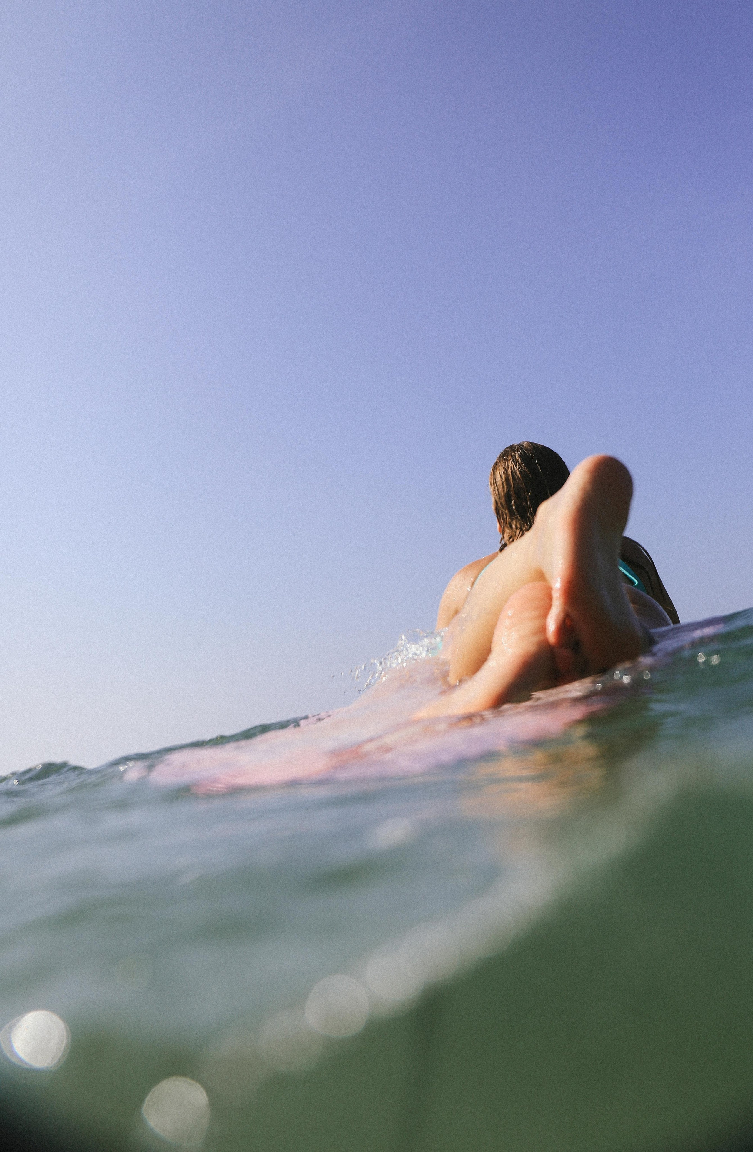 Съемка серфинга на рассвете | Девушка с доской Ross Concept на Coconut Beach. Фотограф на Шри-Ланке