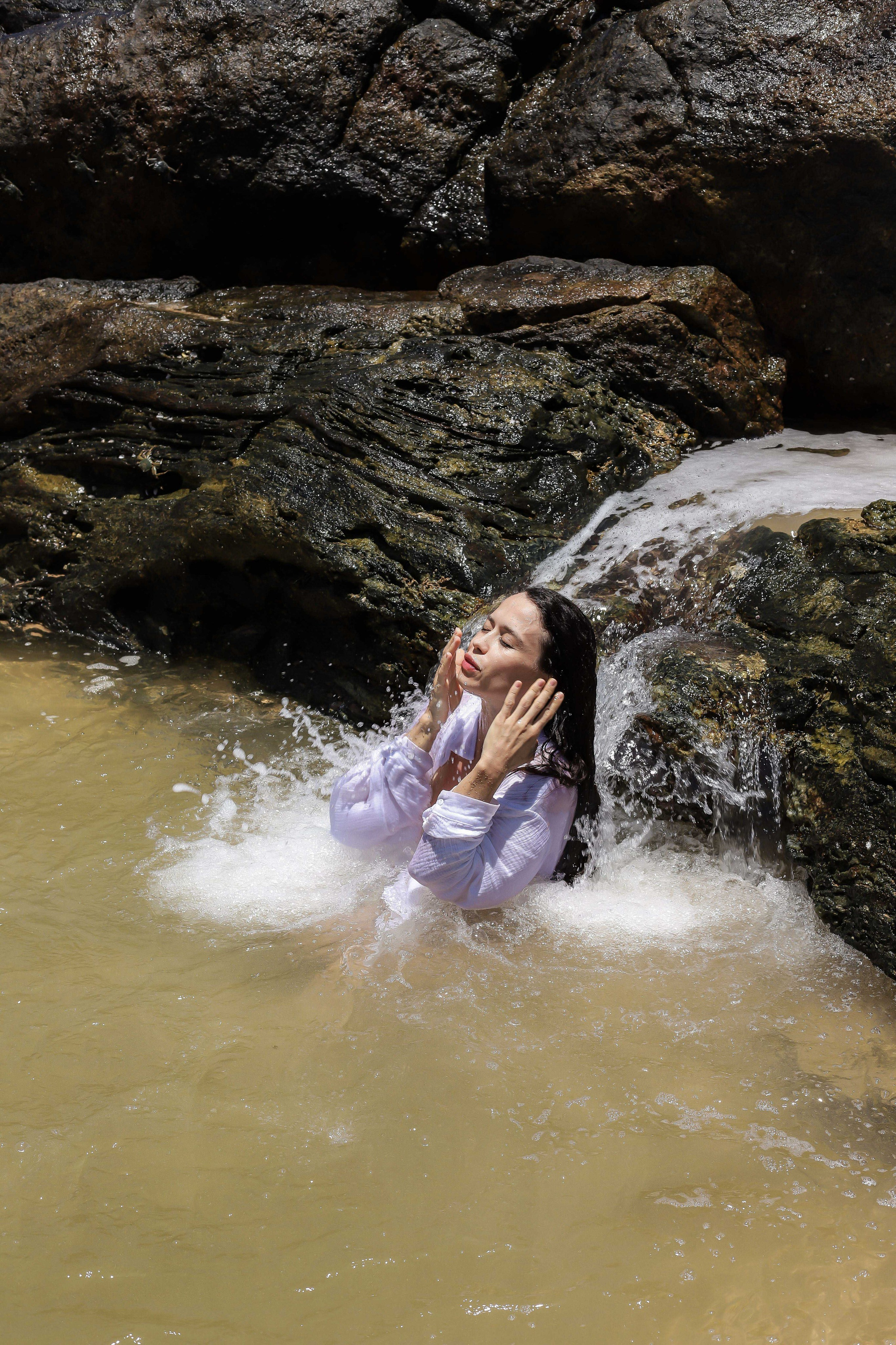 Девушка на пляже Ахунгала — Фотосессия с банановым листом и в натуральном бассейне | Шри-Ланка. Фотограф на Шри-Ланке