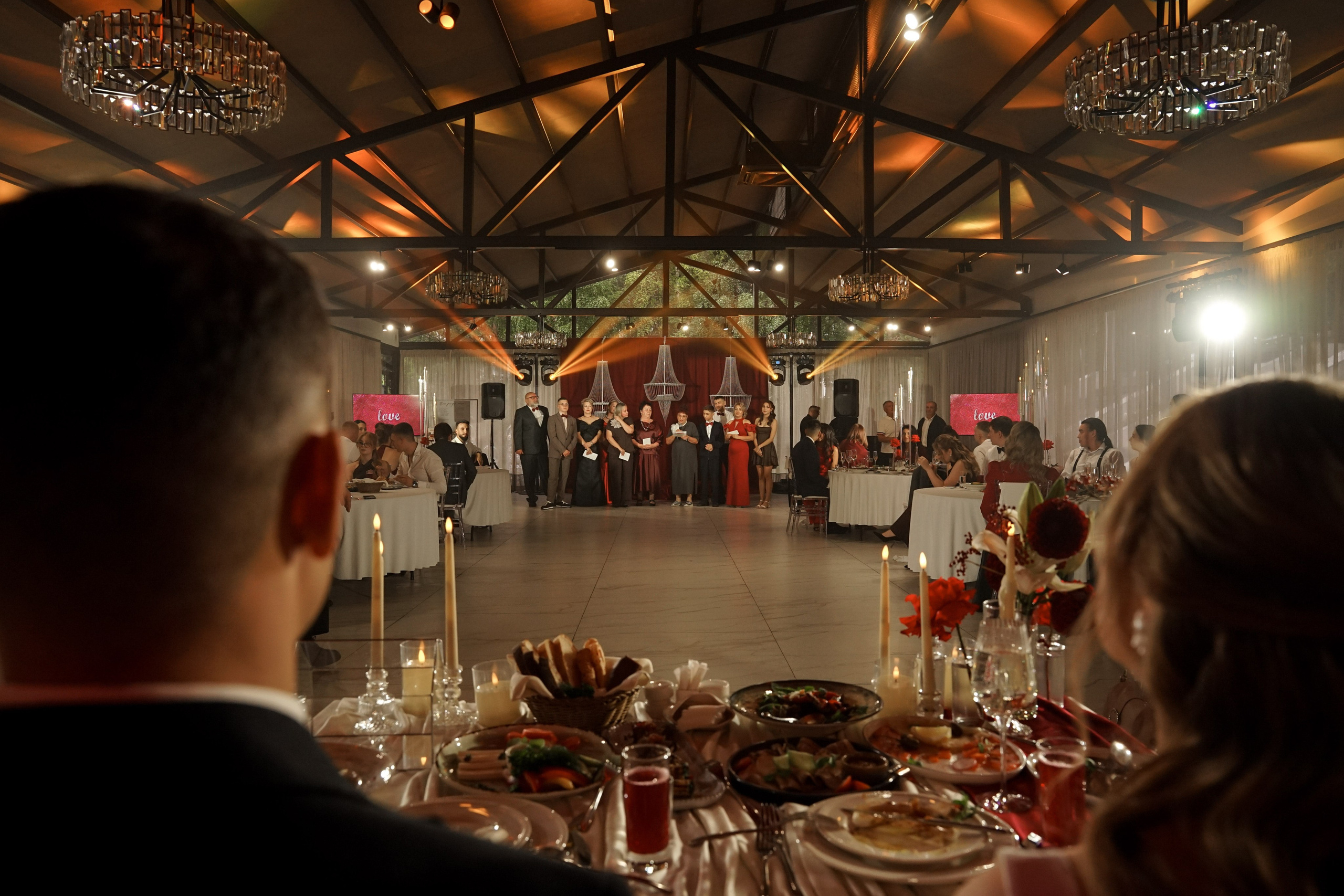 Кристина и Андрей: лавстори в гостинице и динамичный банкет. Фотограф в Иркутске