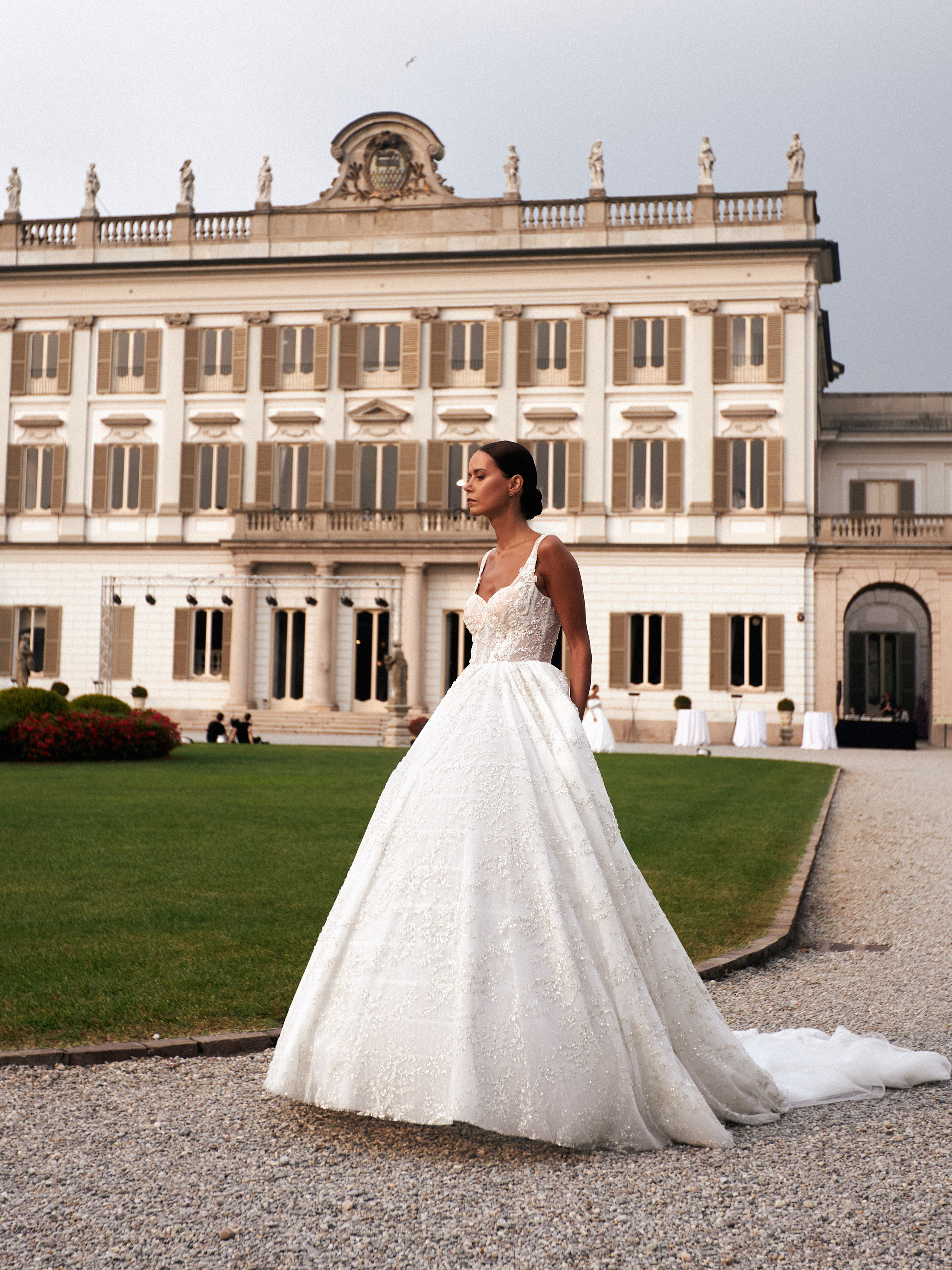 White Wedding Platform Runaway 2023 Milano. Photographer & Videographer in Barcelona