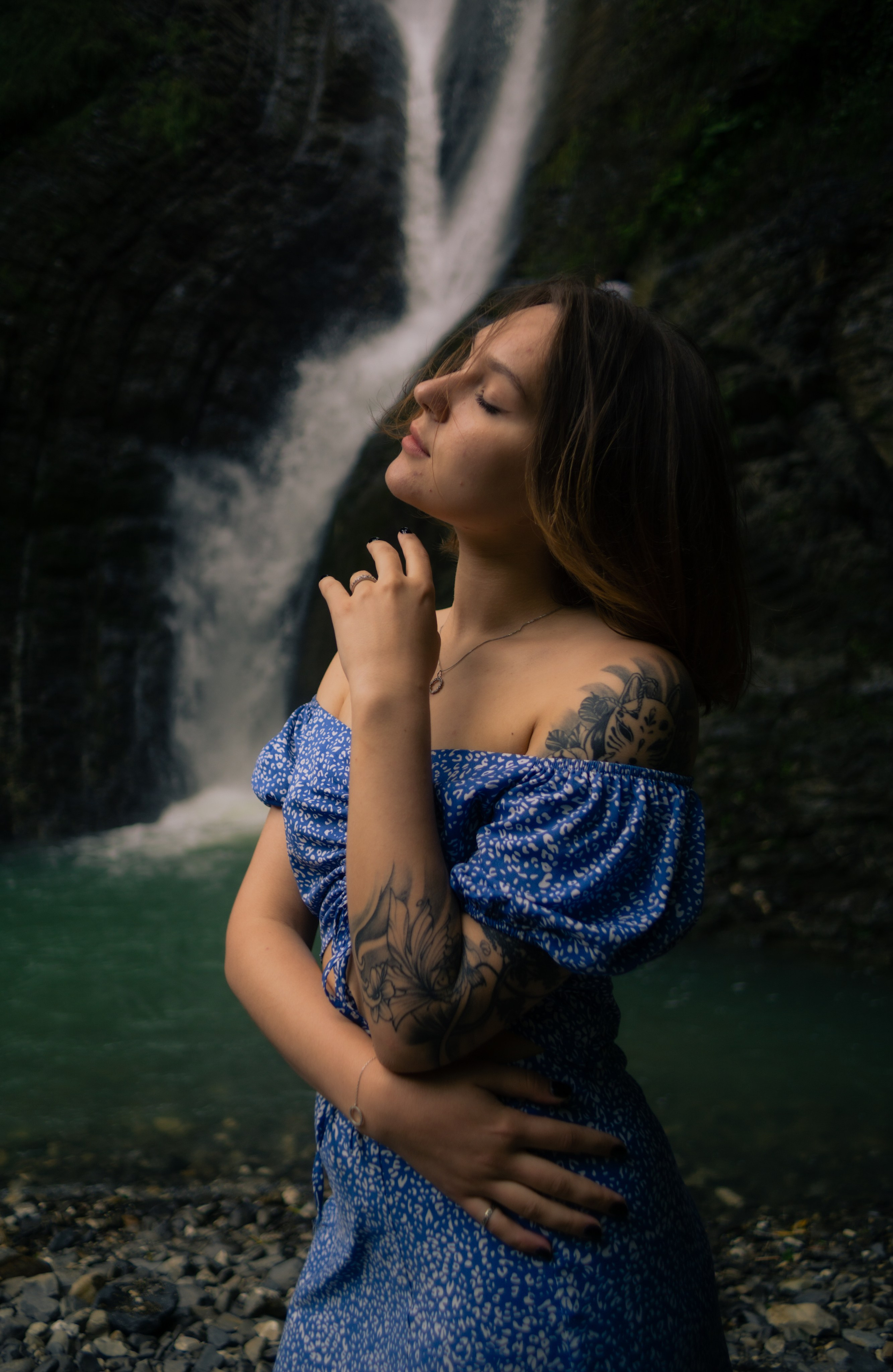 Алина на водопаде. Главная