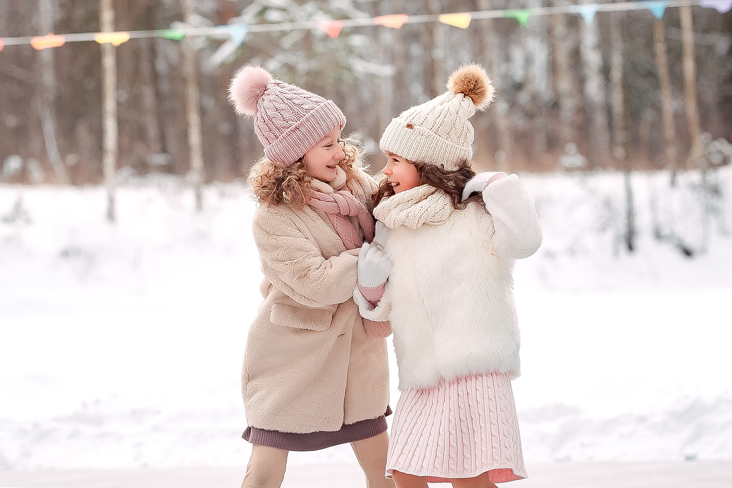 Подружки Амелия и Оливия на катке, МО, Ногинск, Шале. Свадебный и семейный фотограф Виктория Носачёва. Щелково, Москва и МО