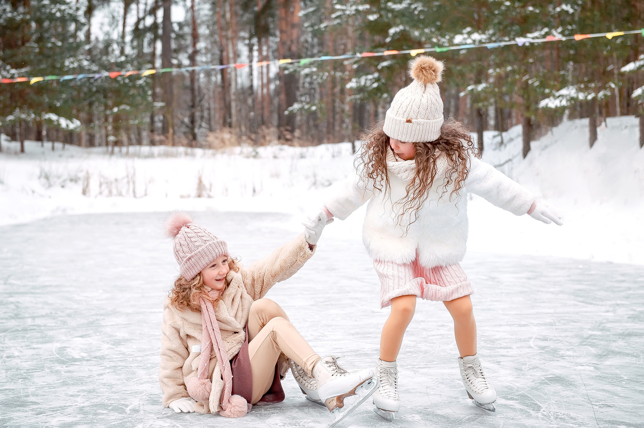 Подружки Амелия и Оливия на катке, МО, Ногинск, Шале. Свадебный и семейный фотограф Виктория Носачёва. Щелково, Москва и МО