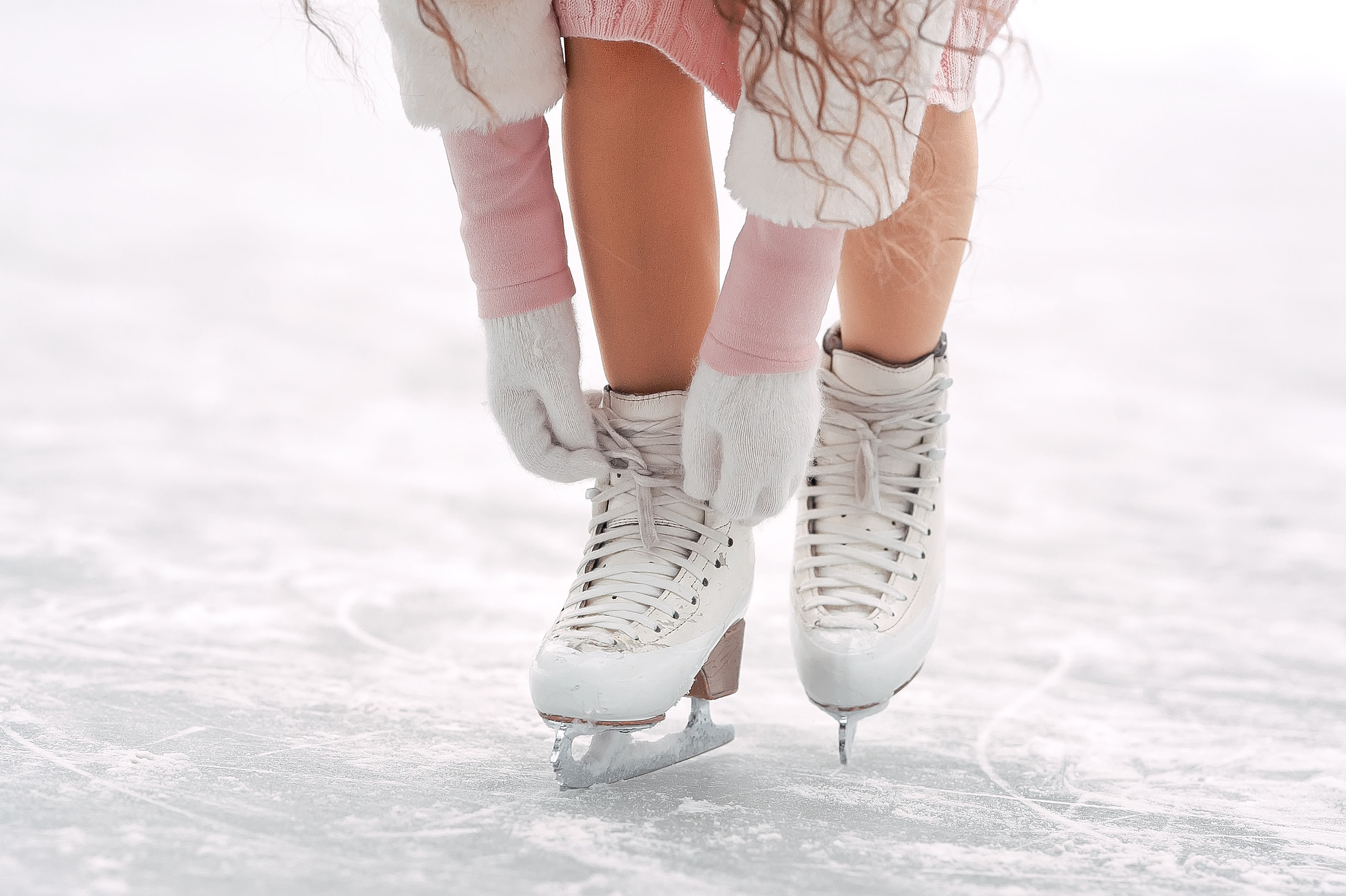 Подружки Амелия и Оливия на катке, МО, Ногинск, Шале. Свадебный и семейный фотограф Виктория Носачёва. Щелково, Москва и МО