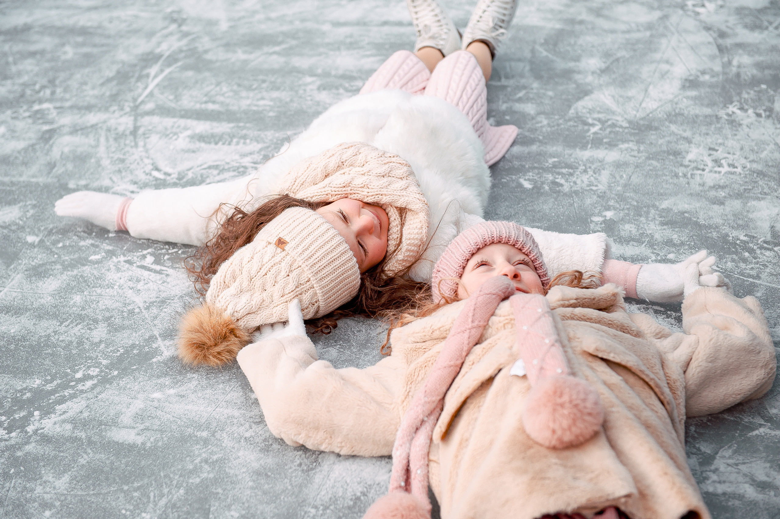 Подружки Амелия и Оливия на катке, МО, Ногинск, Шале. Свадебный и семейный фотограф Виктория Носачёва. Щелково, Москва и МО