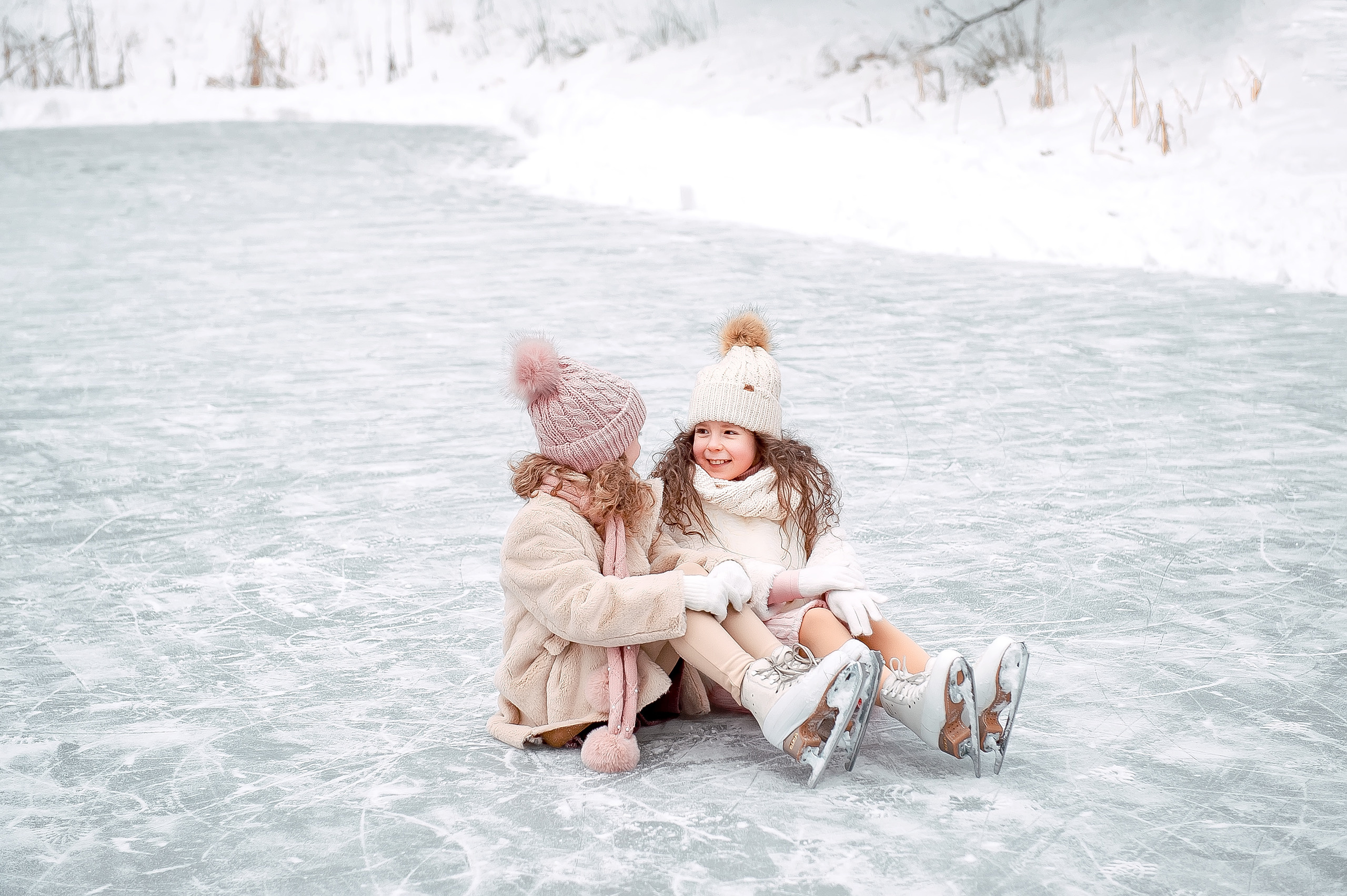 Подружки Амелия и Оливия на катке, МО, Ногинск, Шале. Свадебный и семейный фотограф Виктория Носачёва. Щелково, Москва и МО