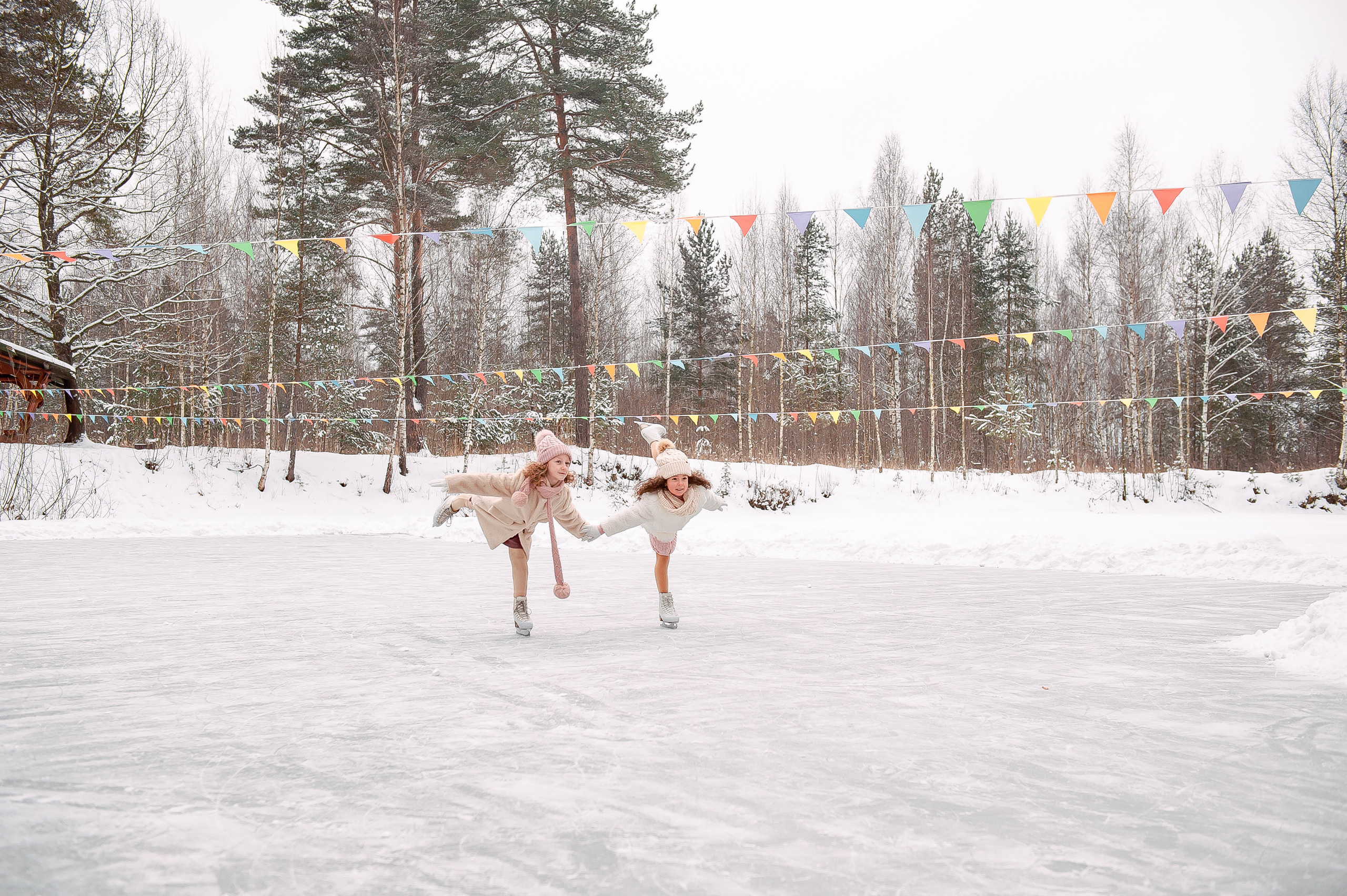 Подружки Амелия и Оливия на катке, МО, Ногинск, Шале. Свадебный и семейный фотограф Виктория Носачёва. Щелково, Москва и МО