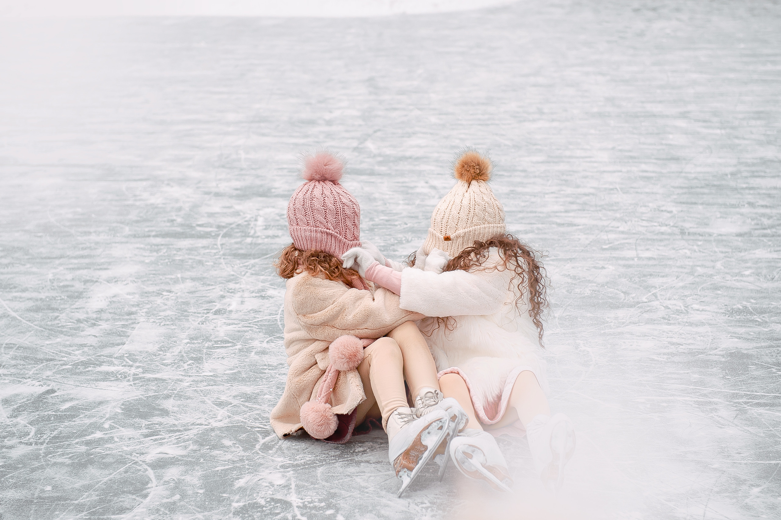 Подружки Амелия и Оливия на катке, МО, Ногинск, Шале. Свадебный и семейный фотограф Виктория Носачёва. Щелково, Москва и МО