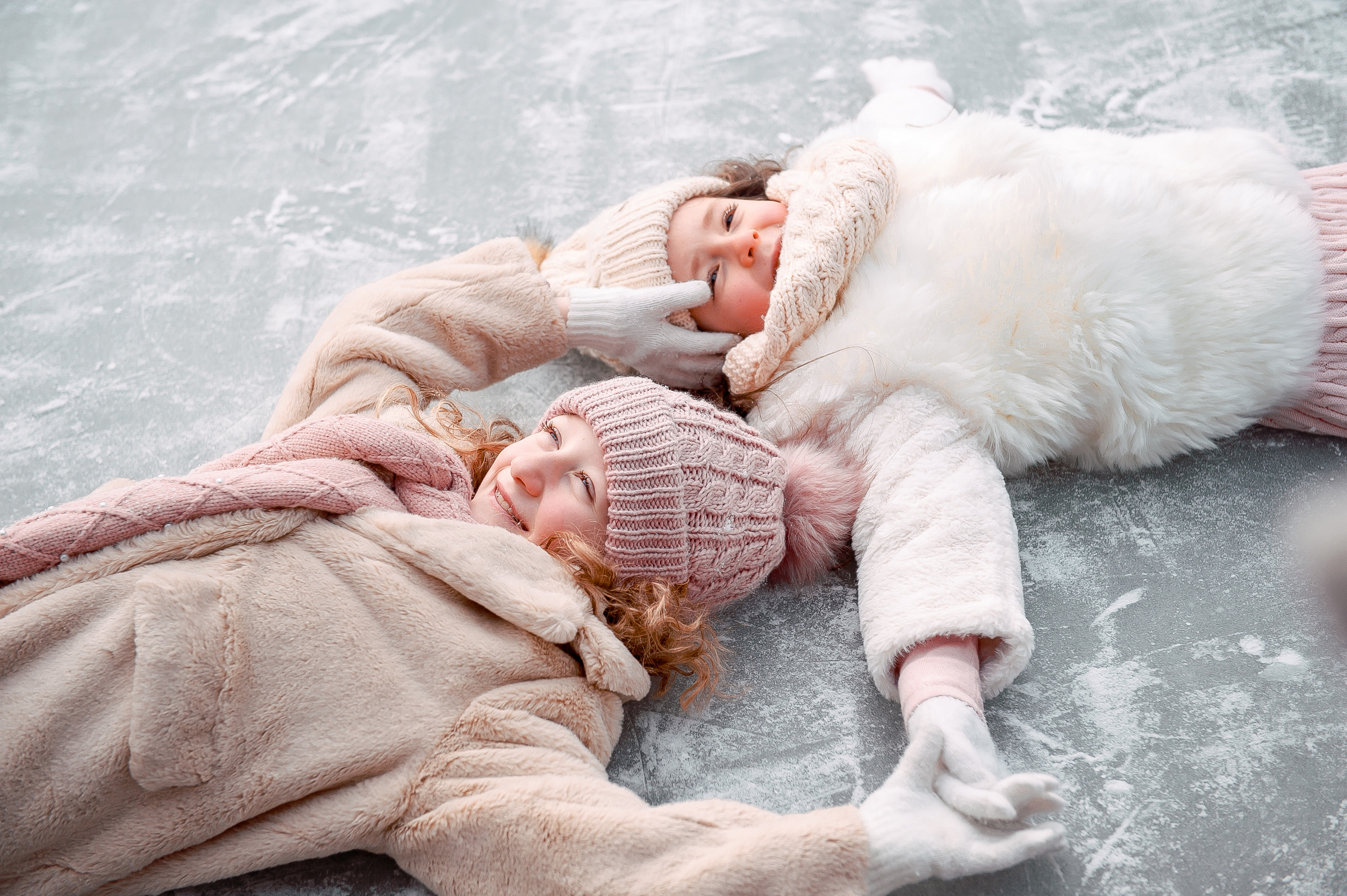 Подружки Амелия и Оливия на катке, МО, Ногинск, Шале. Свадебный и семейный фотограф Виктория Носачёва. Щелково, Москва и МО