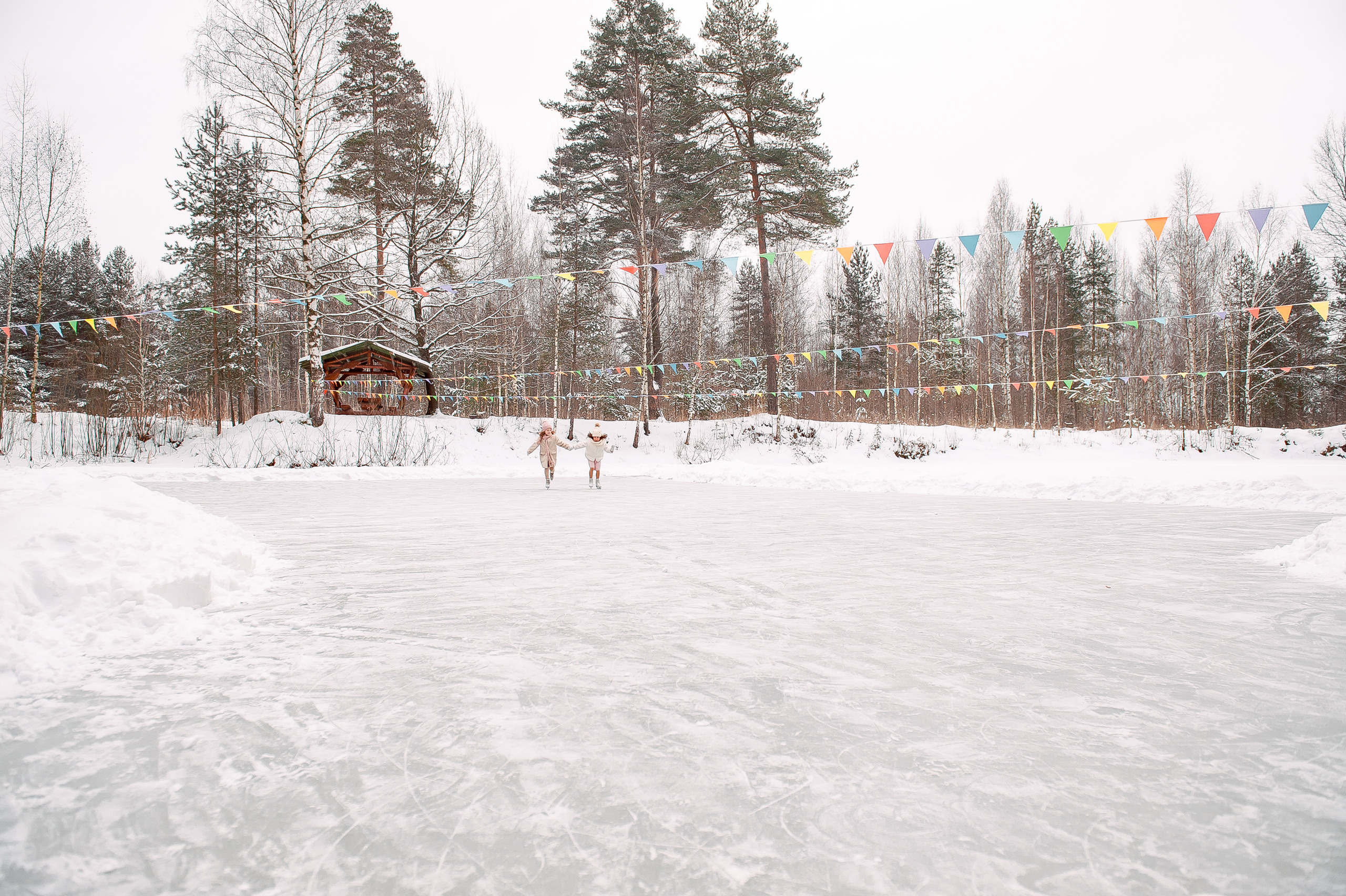 Подружки Амелия и Оливия на катке, МО, Ногинск, Шале. Свадебный и семейный фотограф Виктория Носачёва. Щелково, Москва и МО