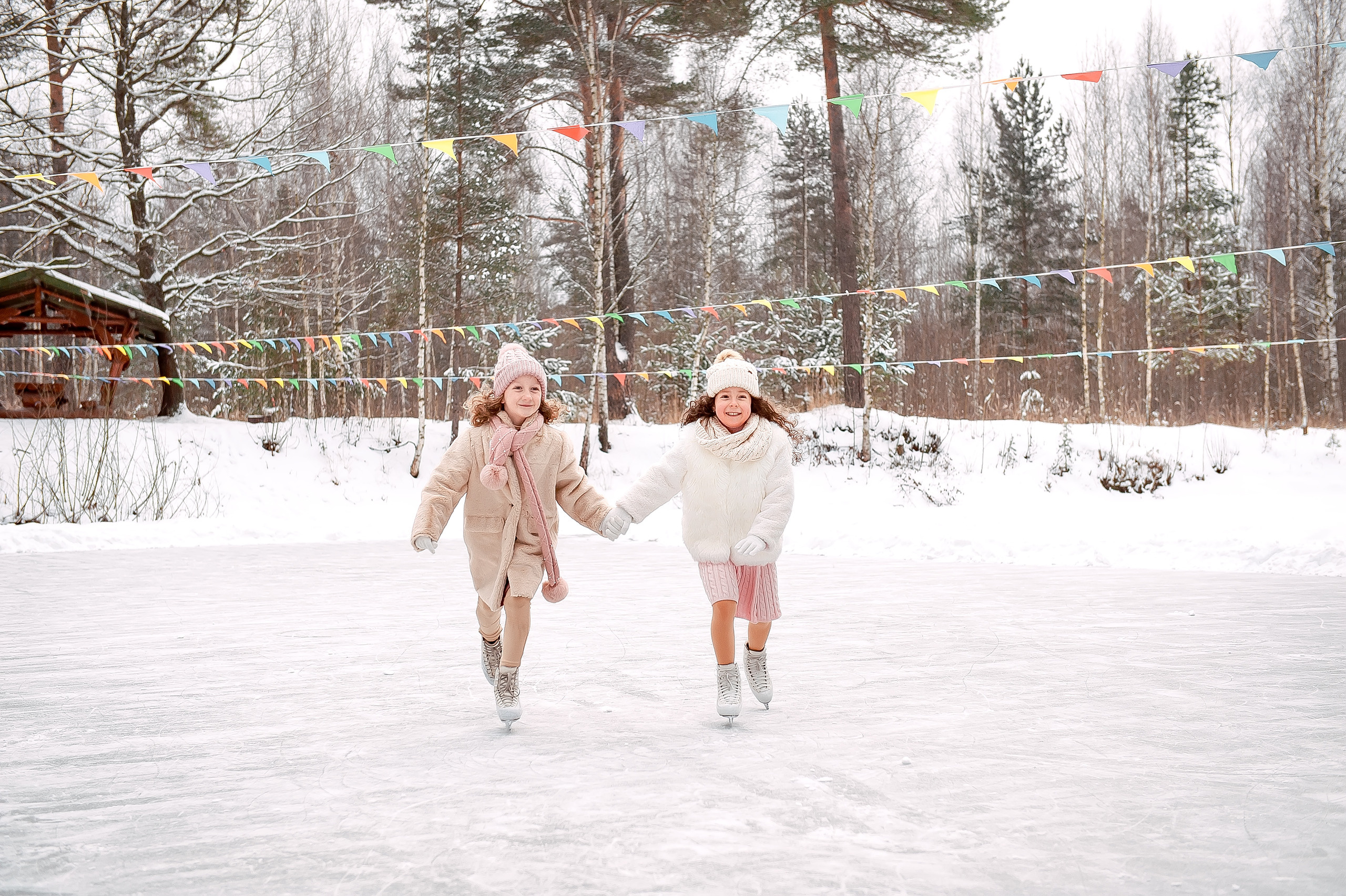 Подружки Амелия и Оливия на катке, МО, Ногинск, Шале. Свадебный и семейный фотограф Виктория Носачёва. Щелково, Москва и МО