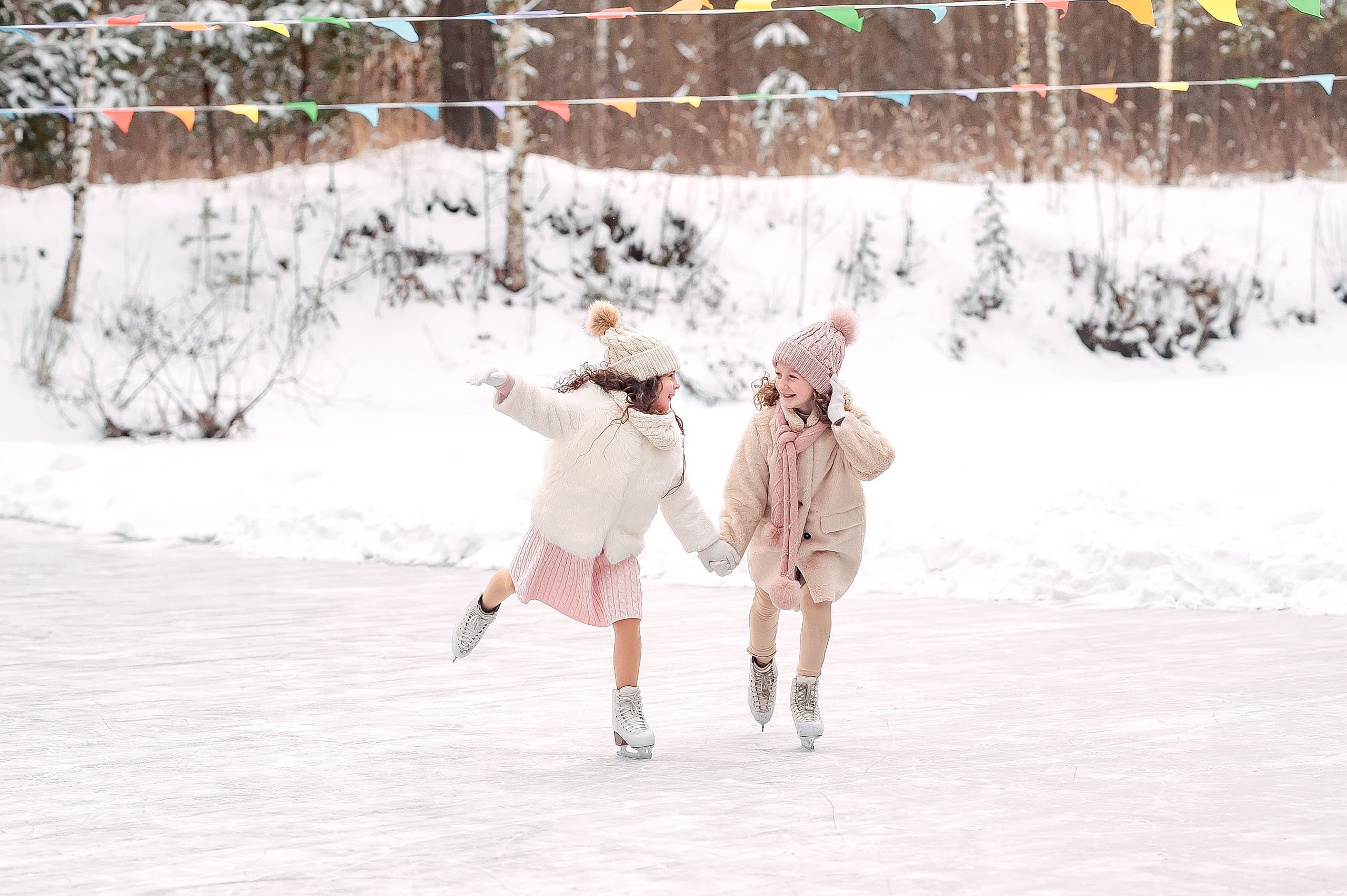 Подружки Амелия и Оливия на катке, МО, Ногинск, Шале. Свадебный и семейный фотограф Виктория Носачёва. Щелково, Москва и МО