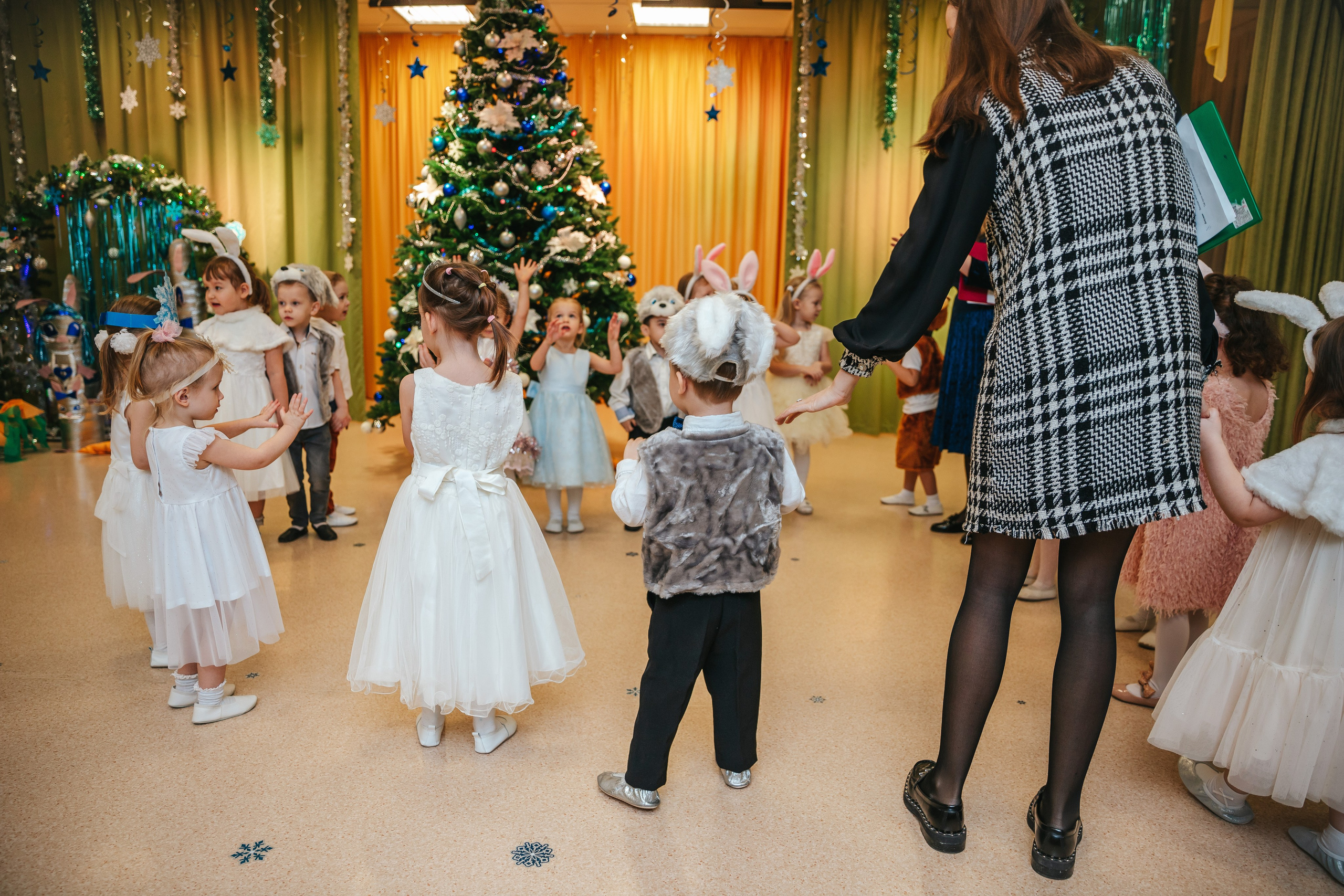 Новогодний утренник в младшей группе. Семейный lifestyle фотограф в Санкт-Петербурге Людмила Пахомова