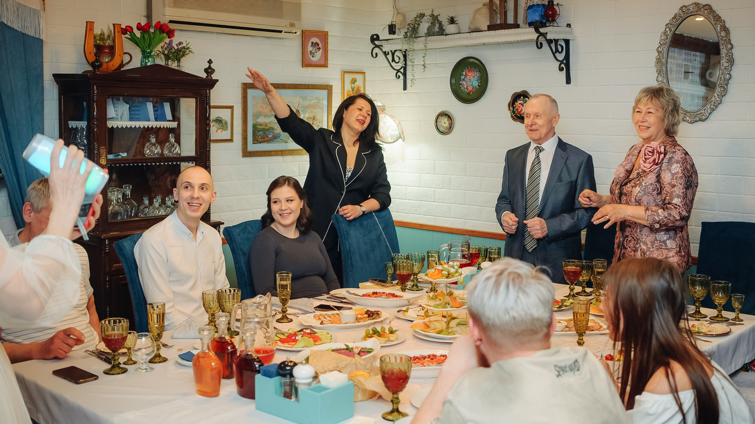 Тихий семейный праздник в ресторане Подкова. Свадебный фотограф в Екатеринбурге Артём Зайнетдинов