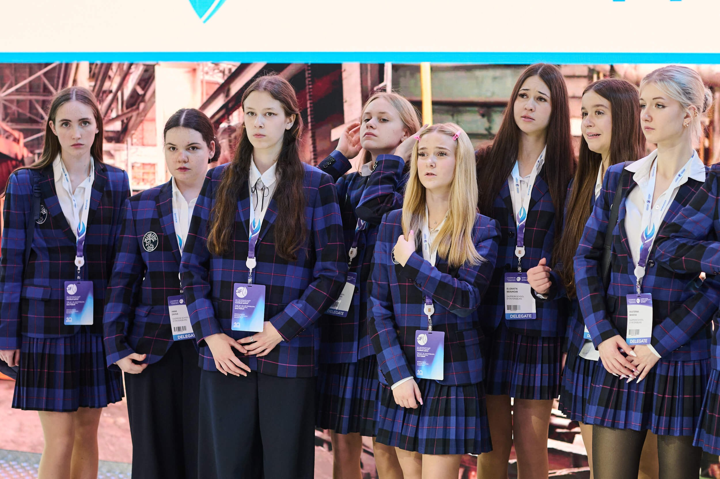 Группа школьниц осматривает выставочные экспонаты на Петербургском международном газовом форуме 2025 в Экспофоруме