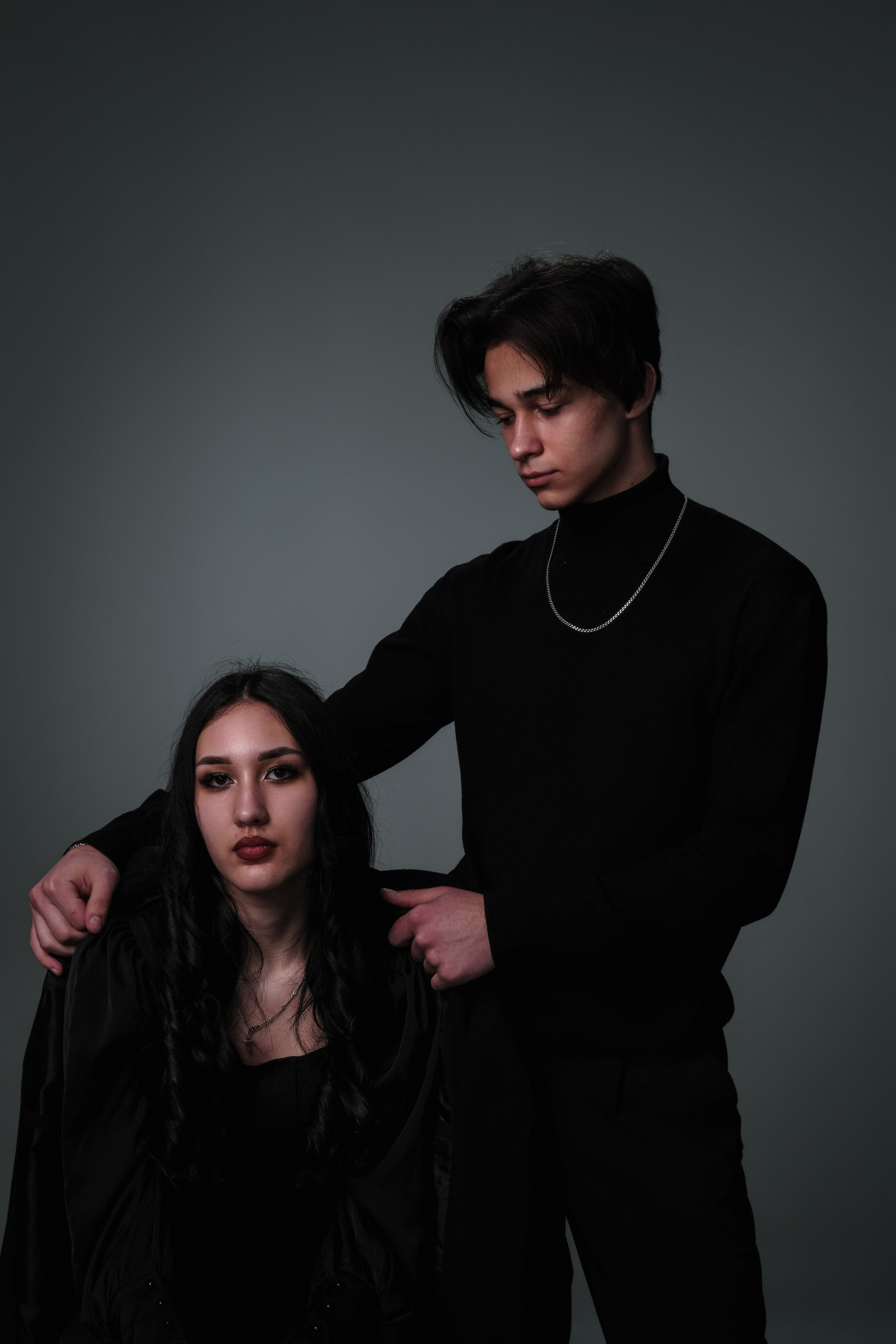 Брат ухаживает за сестрой фотосессия в маленькой студии