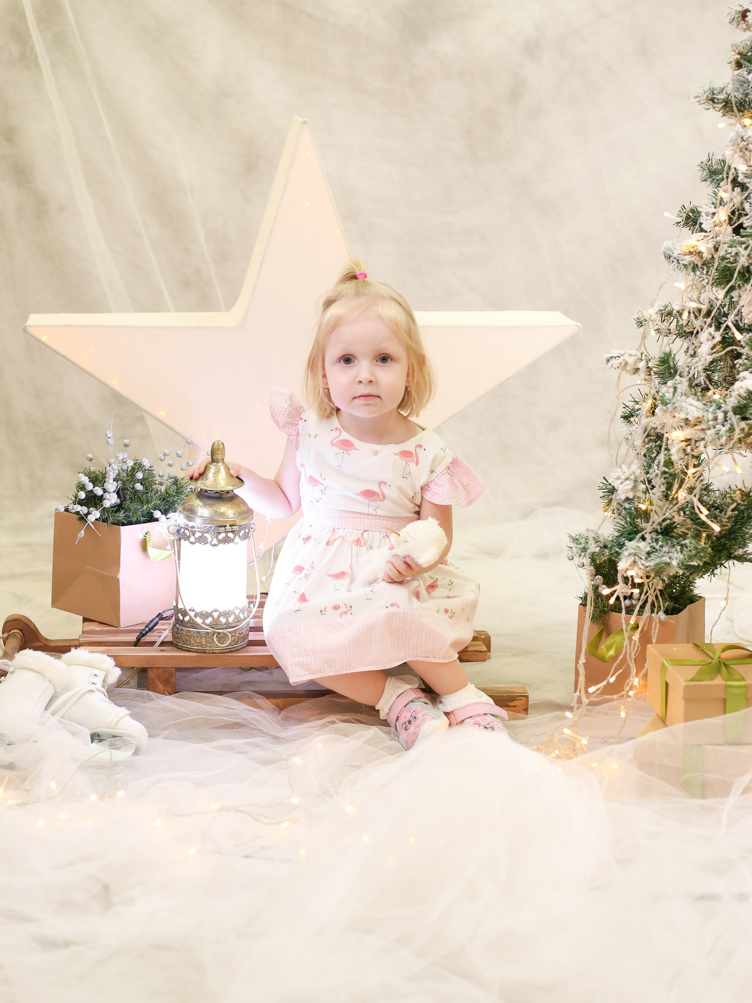 Общее фото в детском саду с выездным реквизитом в Тюмени. Выпускные альбомы в Тюмени для школ, садов, вузов спортивных секций