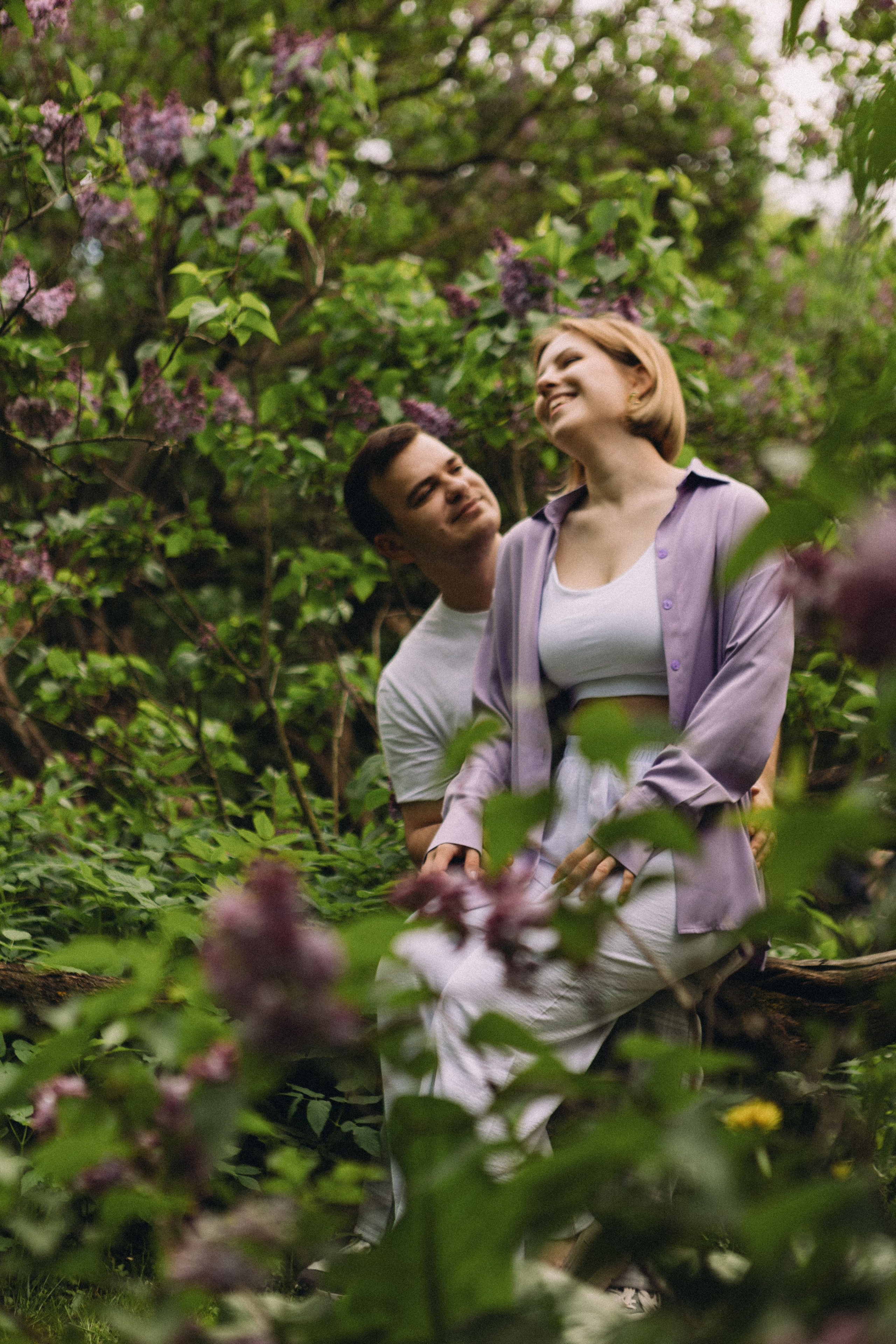 Фотосессия для пары в сиреневом саду. Фотограф Калагина Светлана