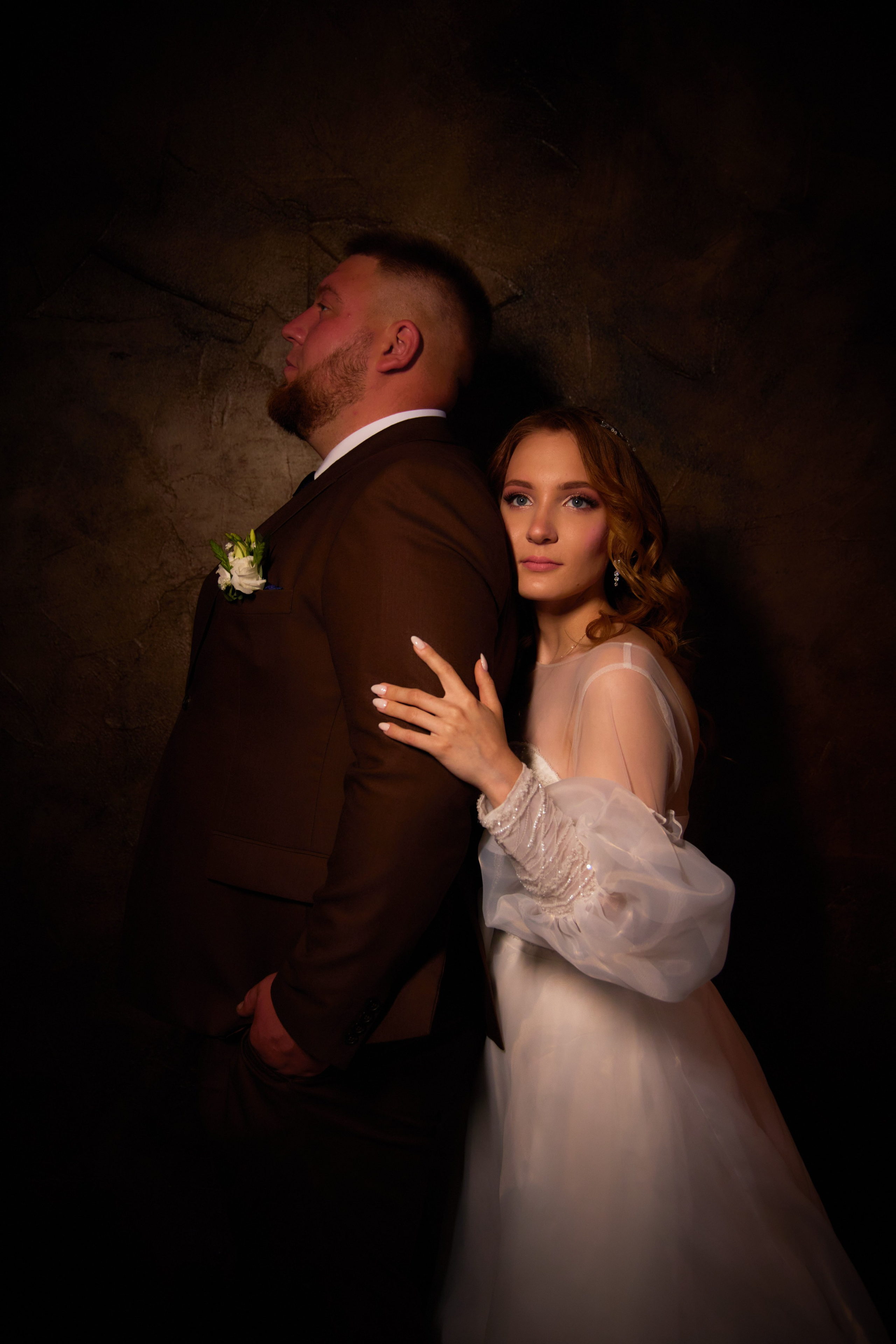 невеста обнимает жениха сзади 