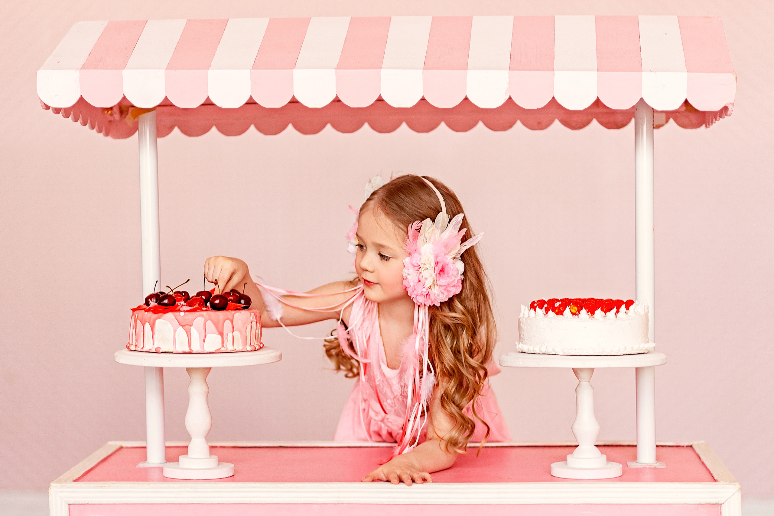 Девочка хочет попробовать вишневый торт.