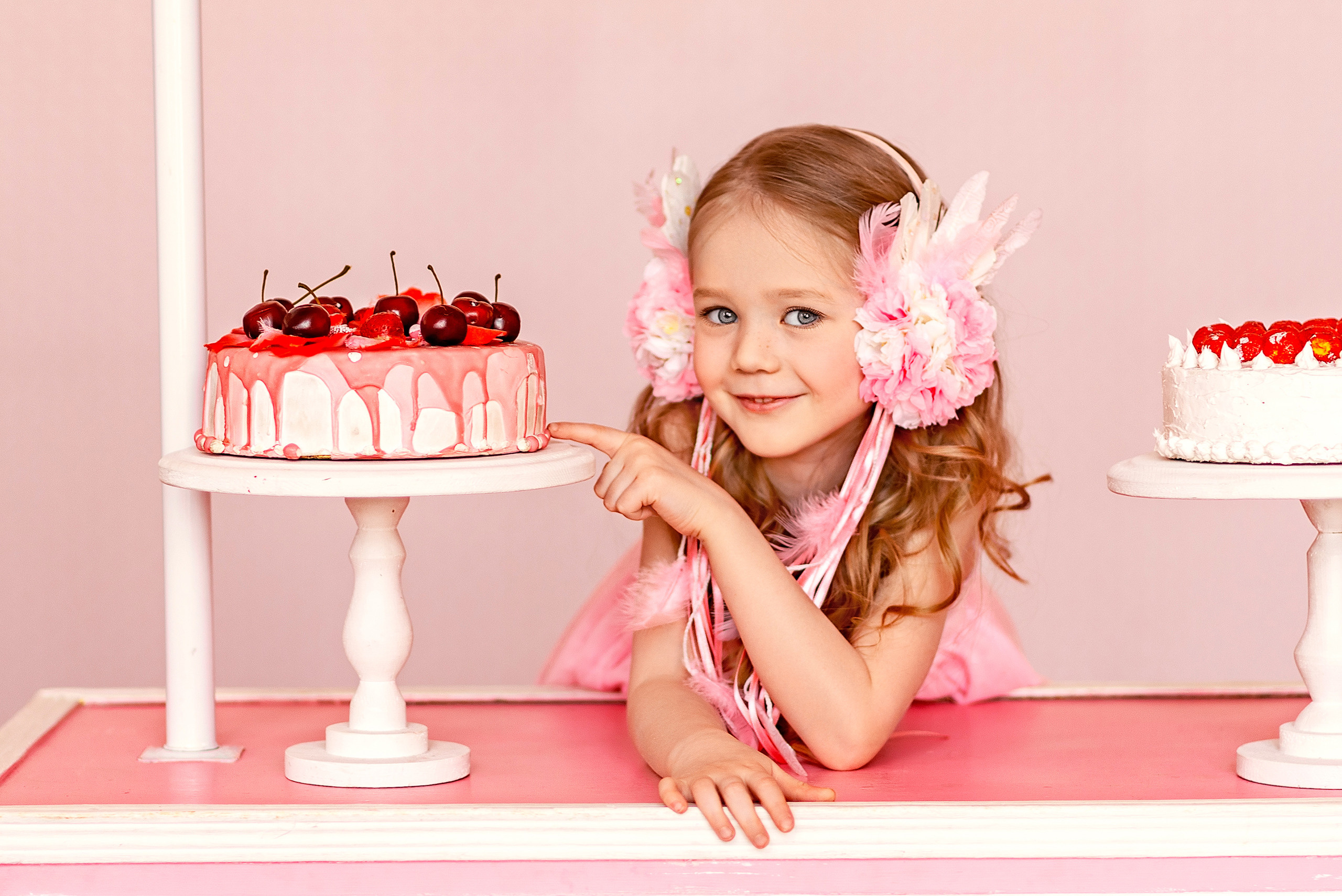 Девочка с двумя ягодными тортами.