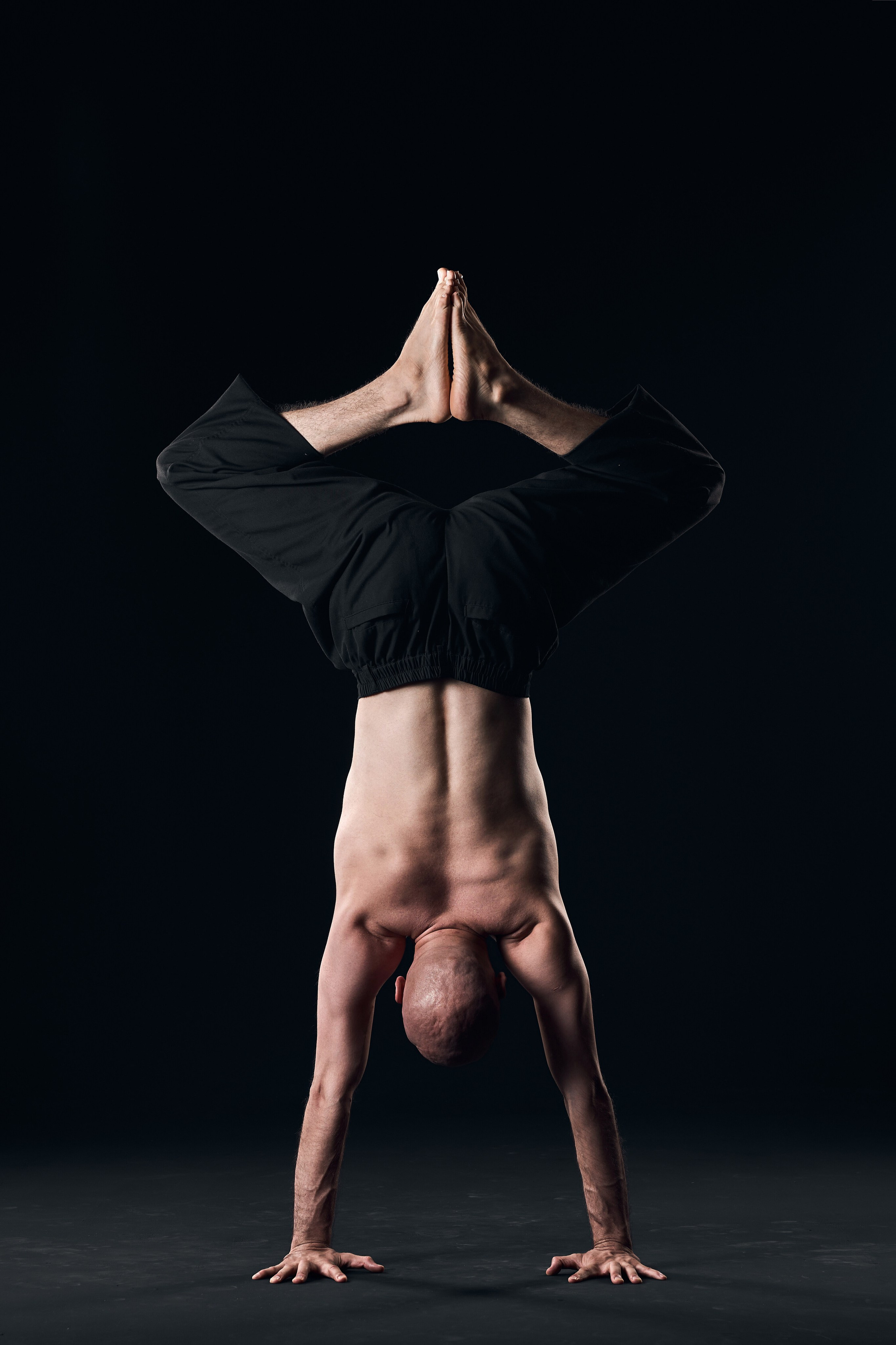 Мужская йога FYSM — фотосессия на тёмном фоне