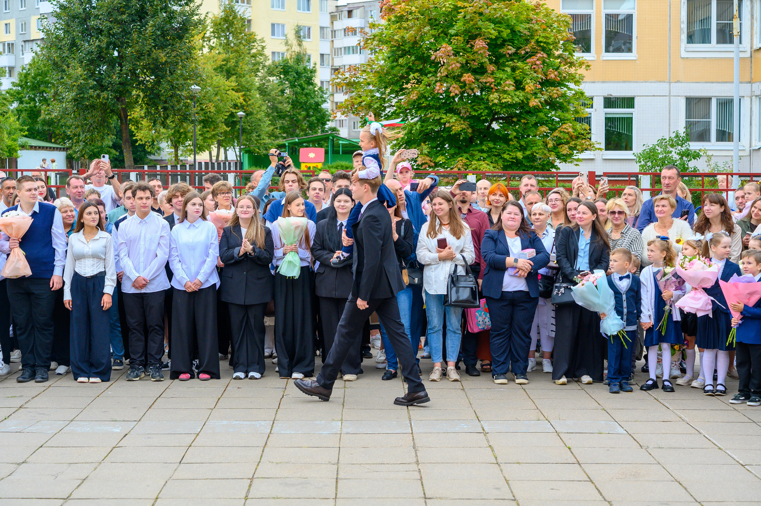 Вот звучит первый звонок, перед этим долгое приготовление к новому этапу в жизни, Яромир идет в школу. Фотоуслуги, услуги фотографа, фотографирование важных событий