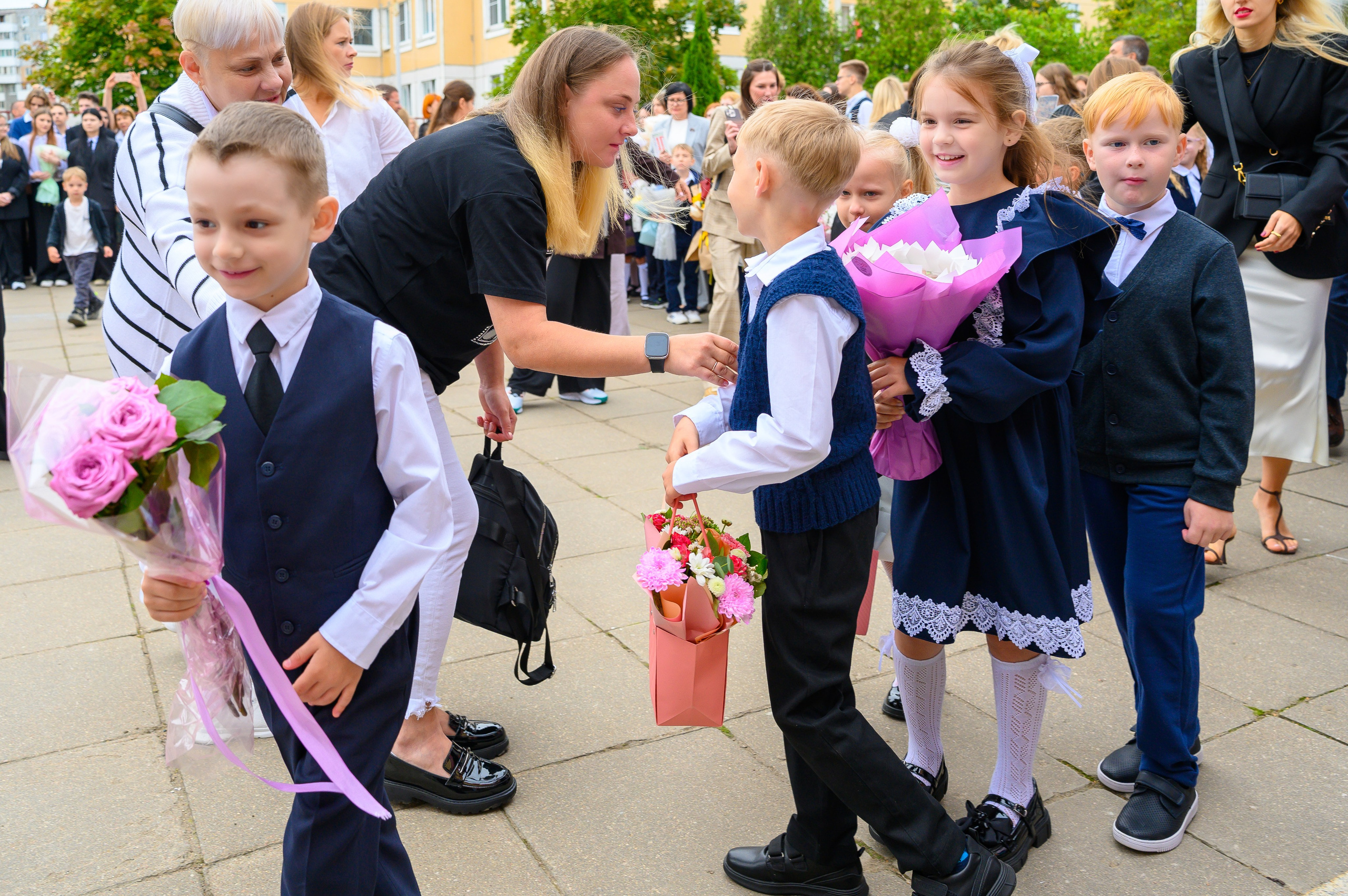 Вот звучит первый звонок, перед этим долгое приготовление к новому этапу в жизни, Яромир идет в школу. Фотоуслуги, услуги фотографа, фотографирование важных событий