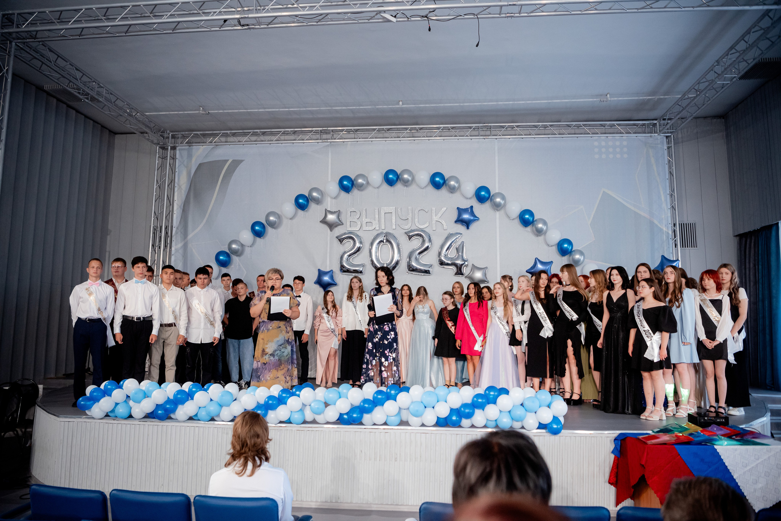 86 школа. Вручение. ДК Тракторозаводского района. Фотограф в Волгограде и Волжском Александр Горбань