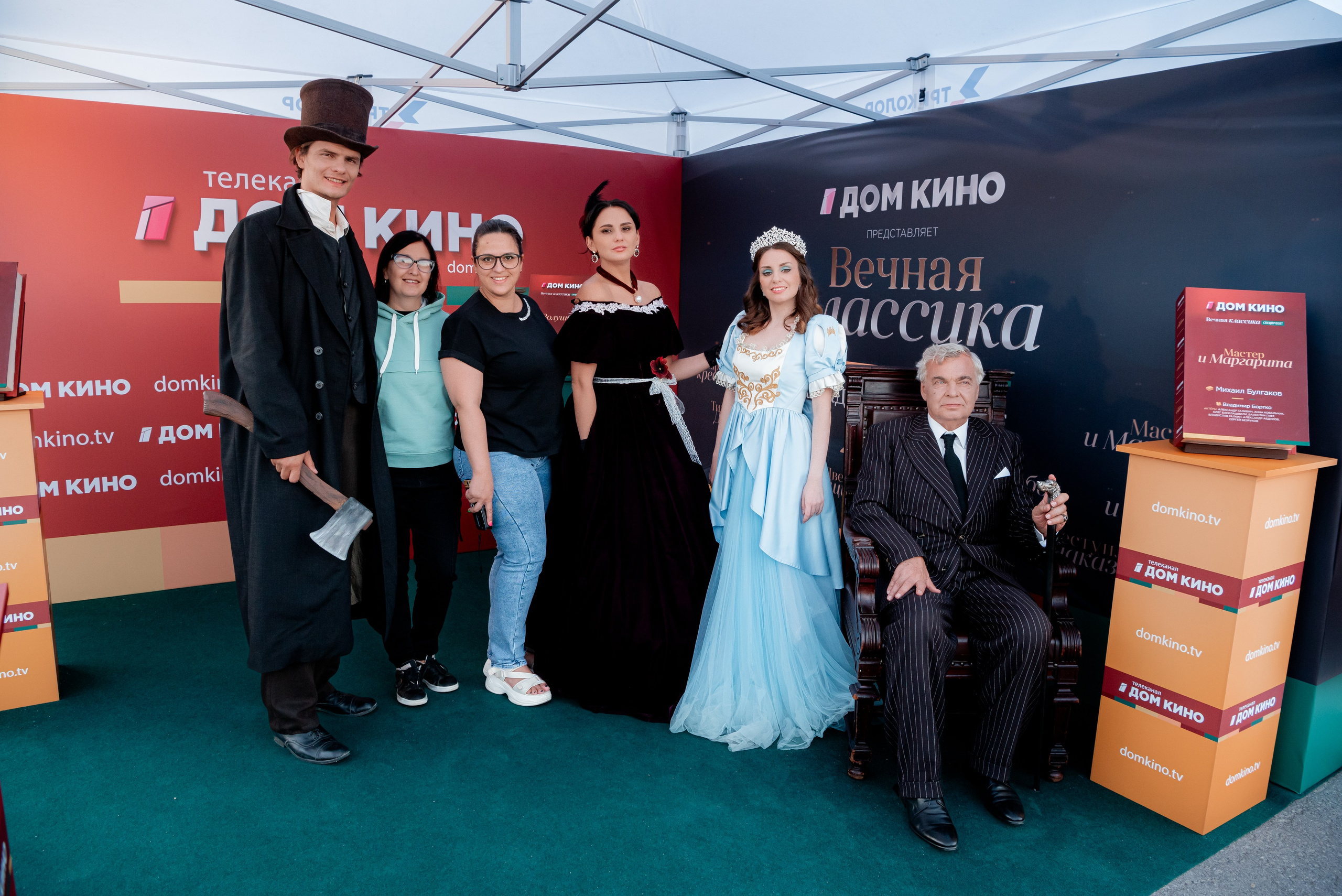 Портретные фото с артистами в палатке Триколор Дом Кинов на день города Волгоград. Фотограф в Волгограде и Волжском Александр Горбань