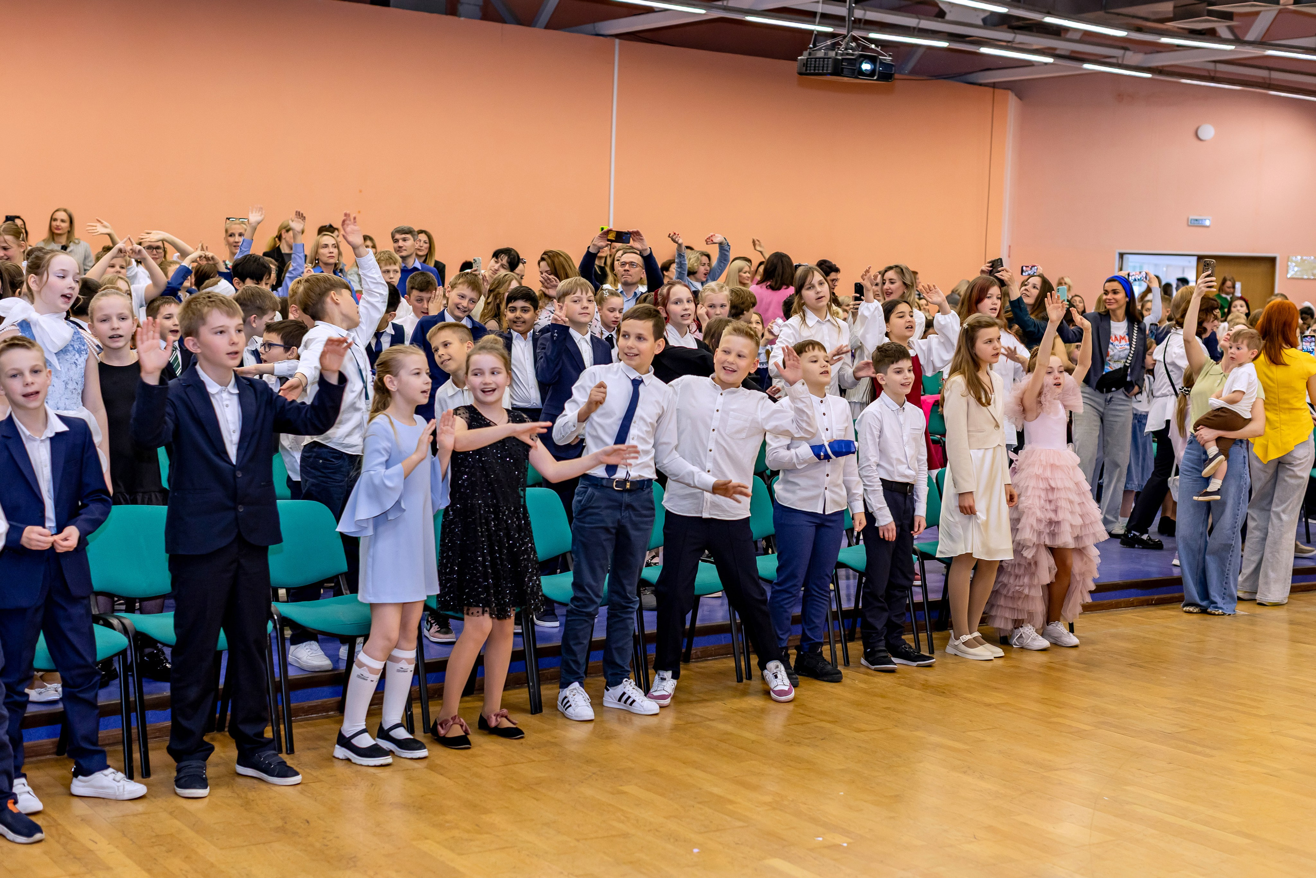 Выпускной праздник в начальной школе. Фотограф и видеограф Москва. Свадебный фотограф, видеограф. Выпускные альбомы. Оживающие альбомы