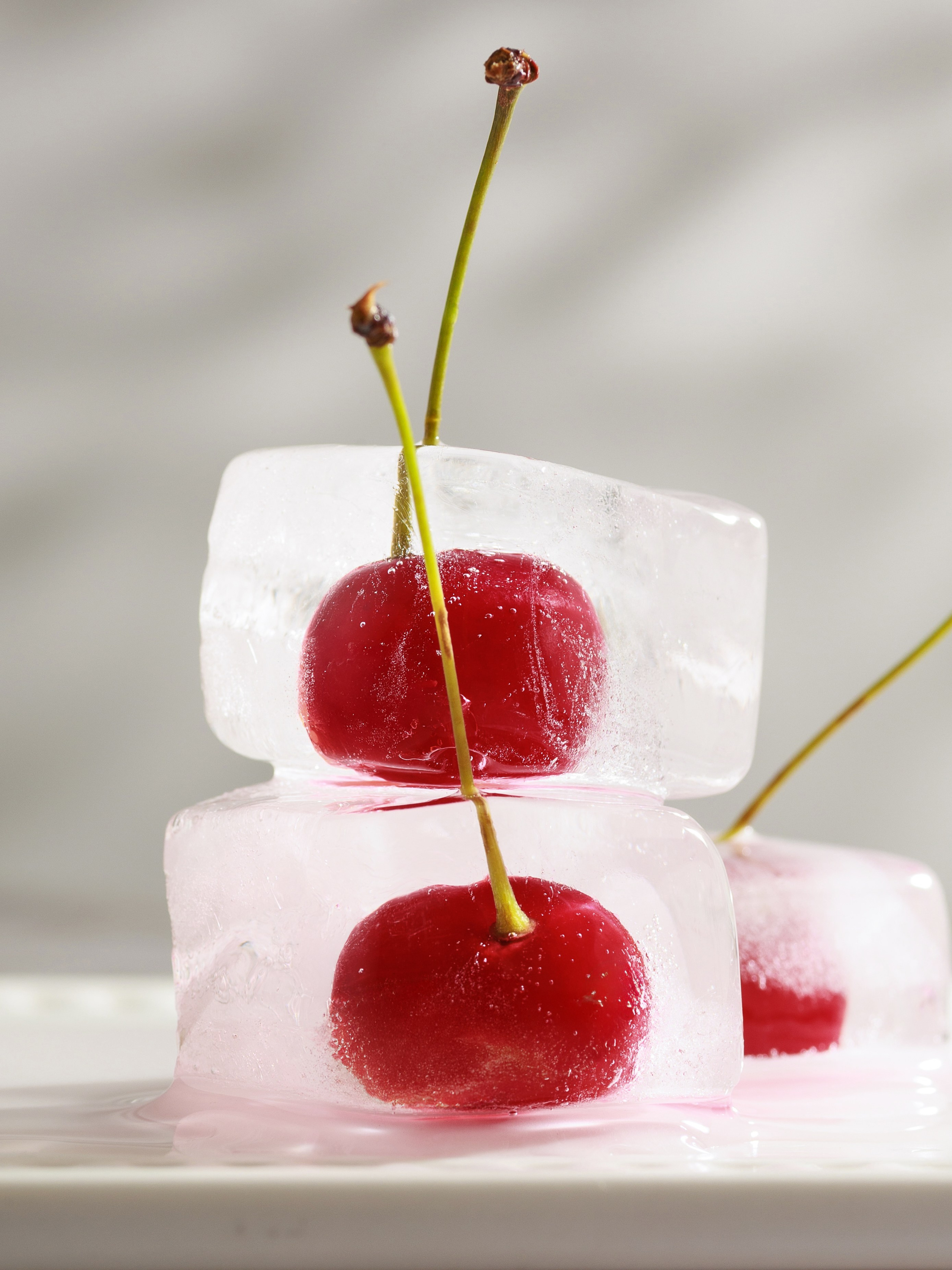 Ягоды вишни замороженные внутри льда, фудстайлинг напитков