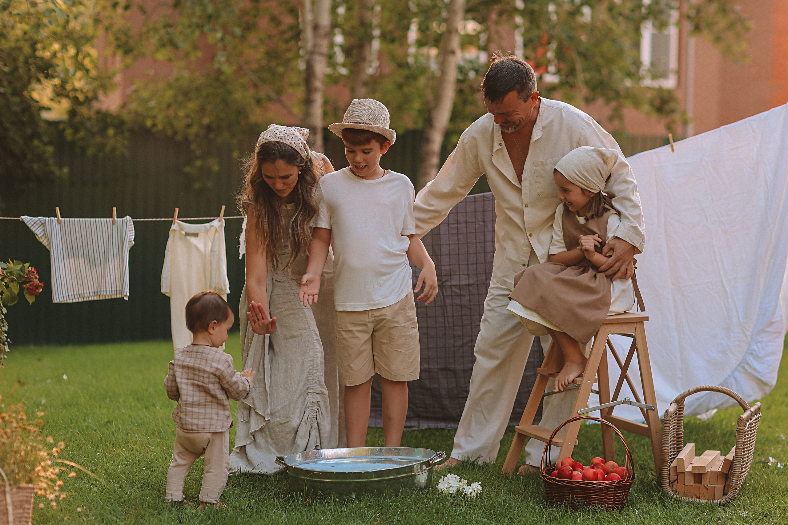 Стирка у дома. Семейный фотограф Тюмень, фотограф на роды Салмина Мария