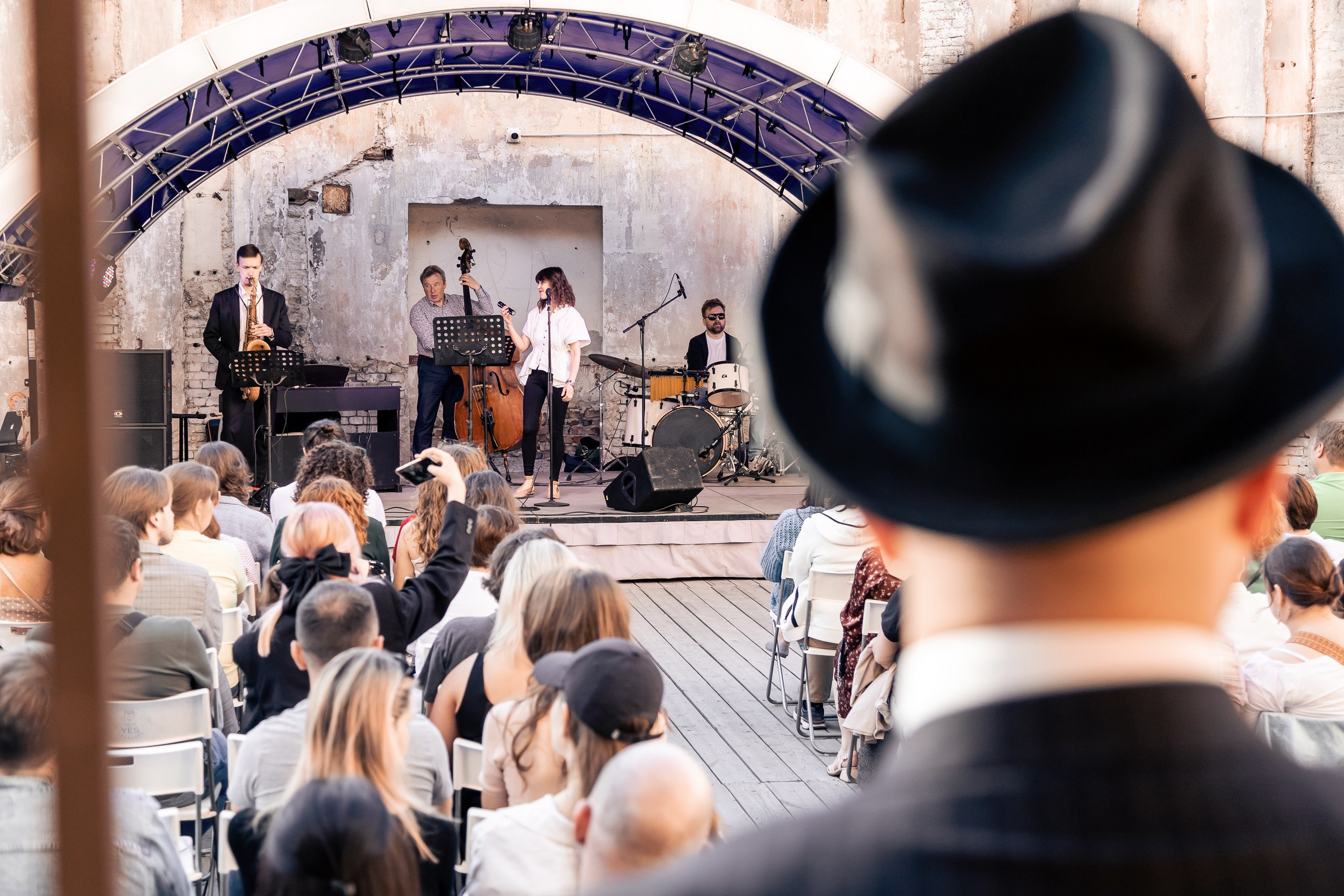 Вид на сцену сквозь шляпу