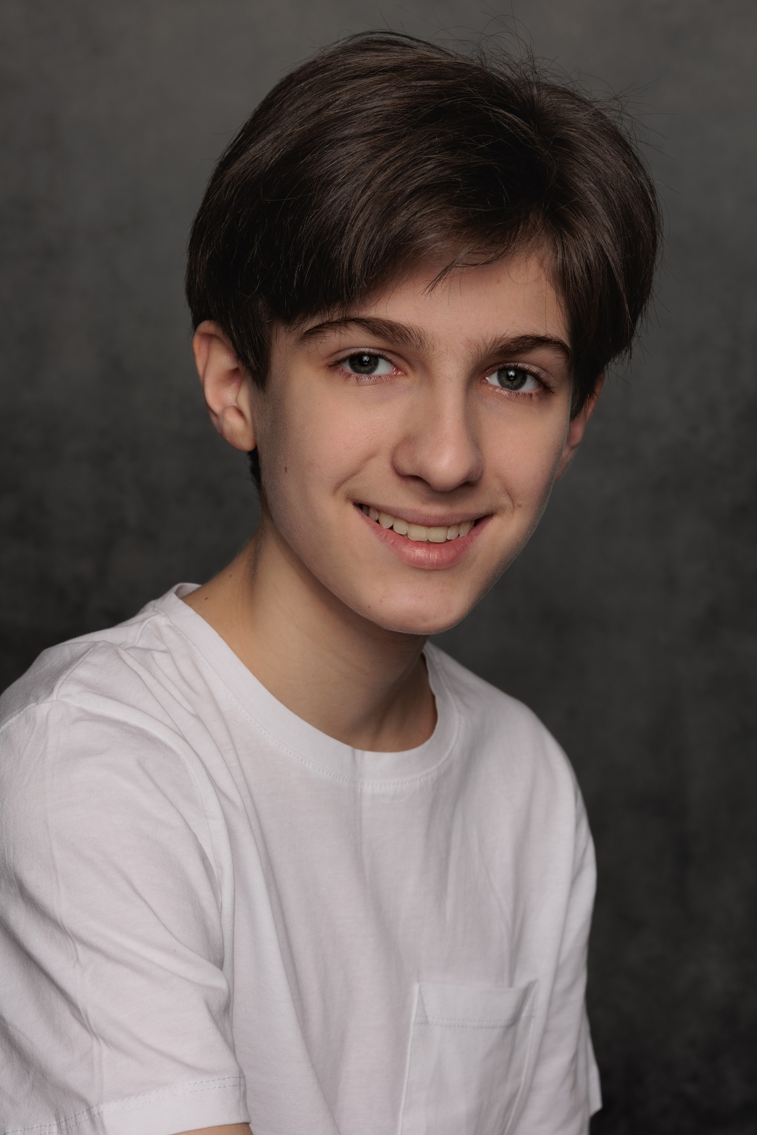 АРТЕМ. Я фотограф из Москвы к Вашим услугам