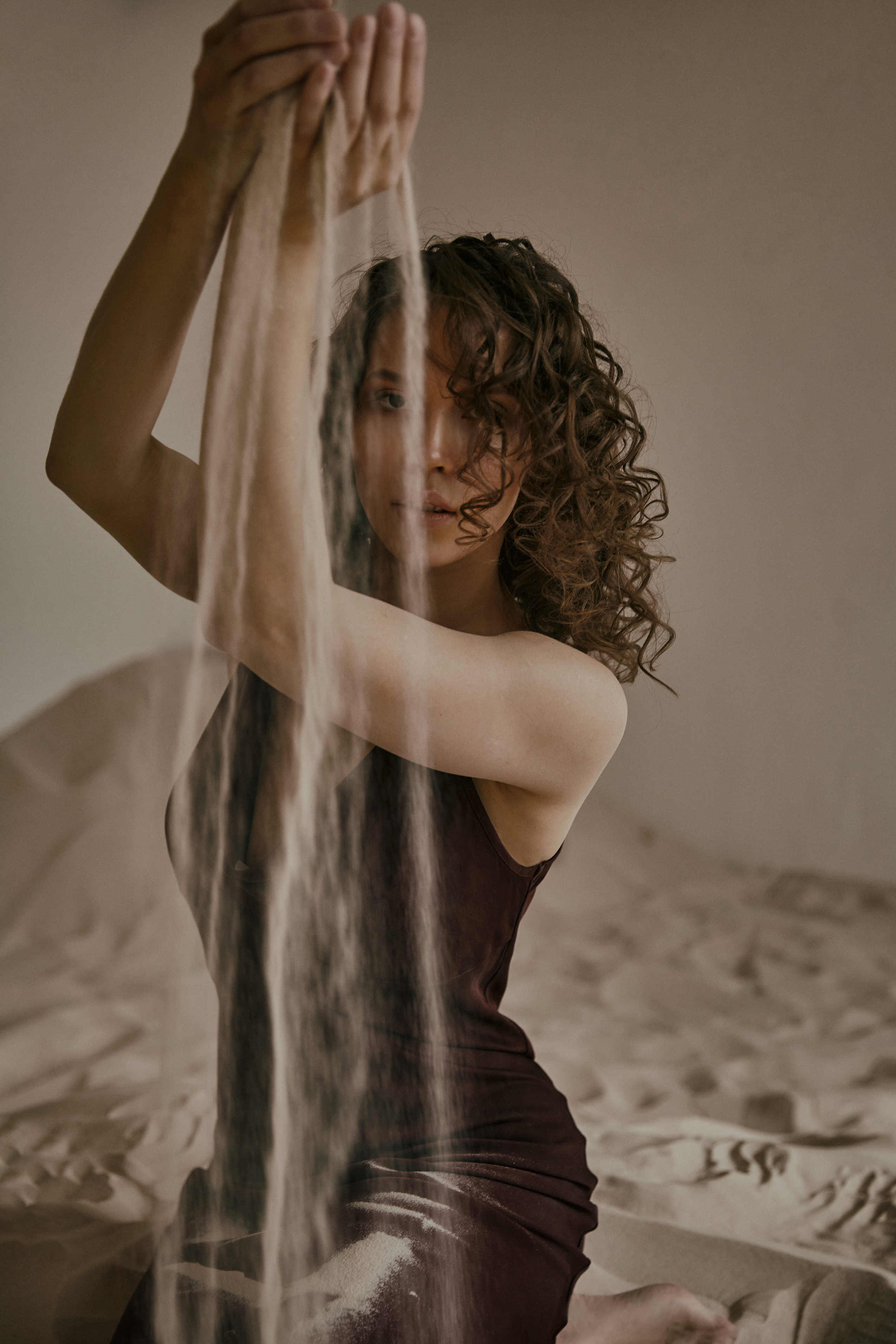 Студийная фотосессия девушки в песке. Рекламный фотограф Санкт-Петербург Катерина Мишкель