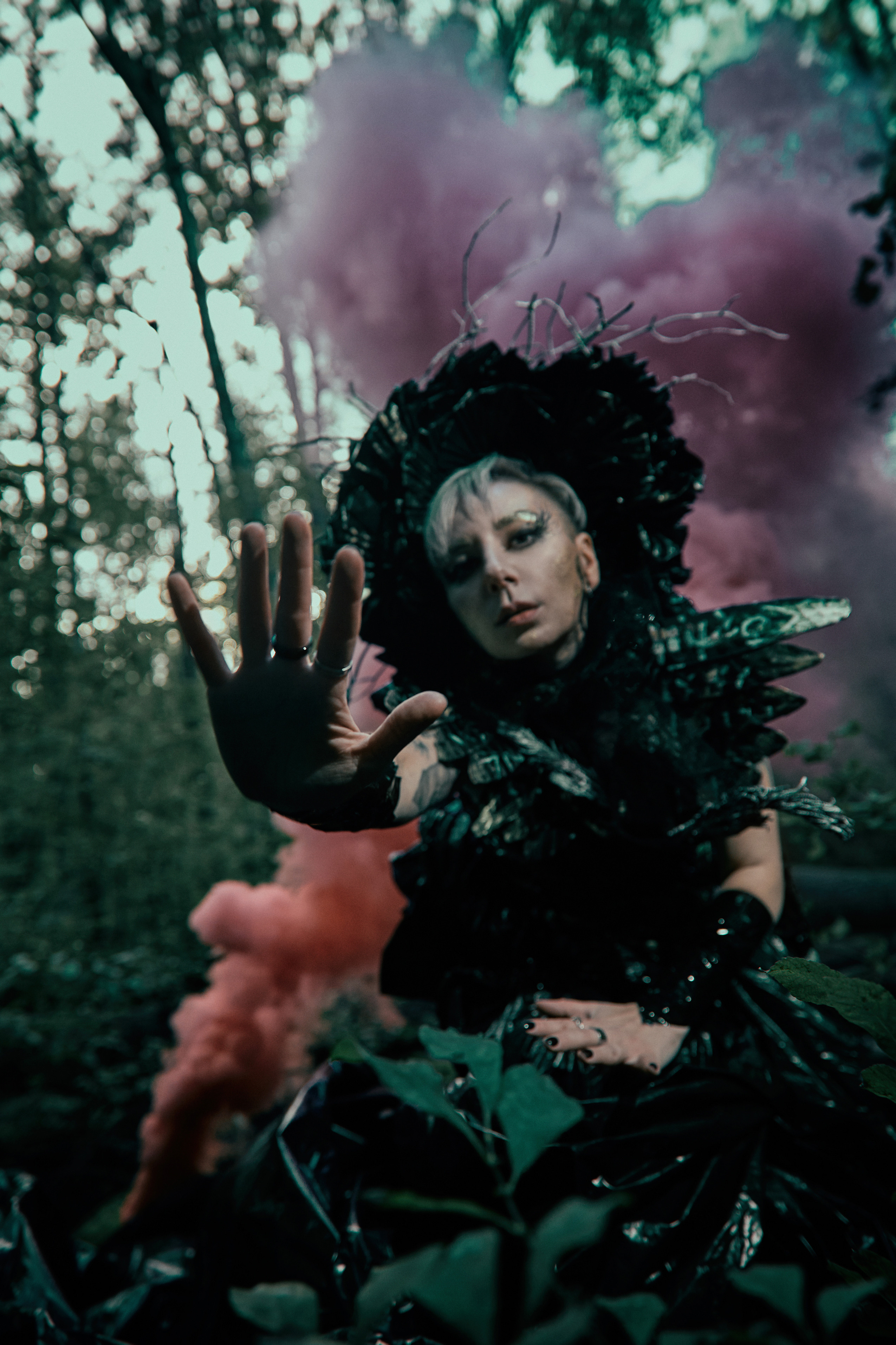 Арт-фотосессия с дымом в лесу. Рекламный фотограф Санкт-Петербург Катерина Мишкель