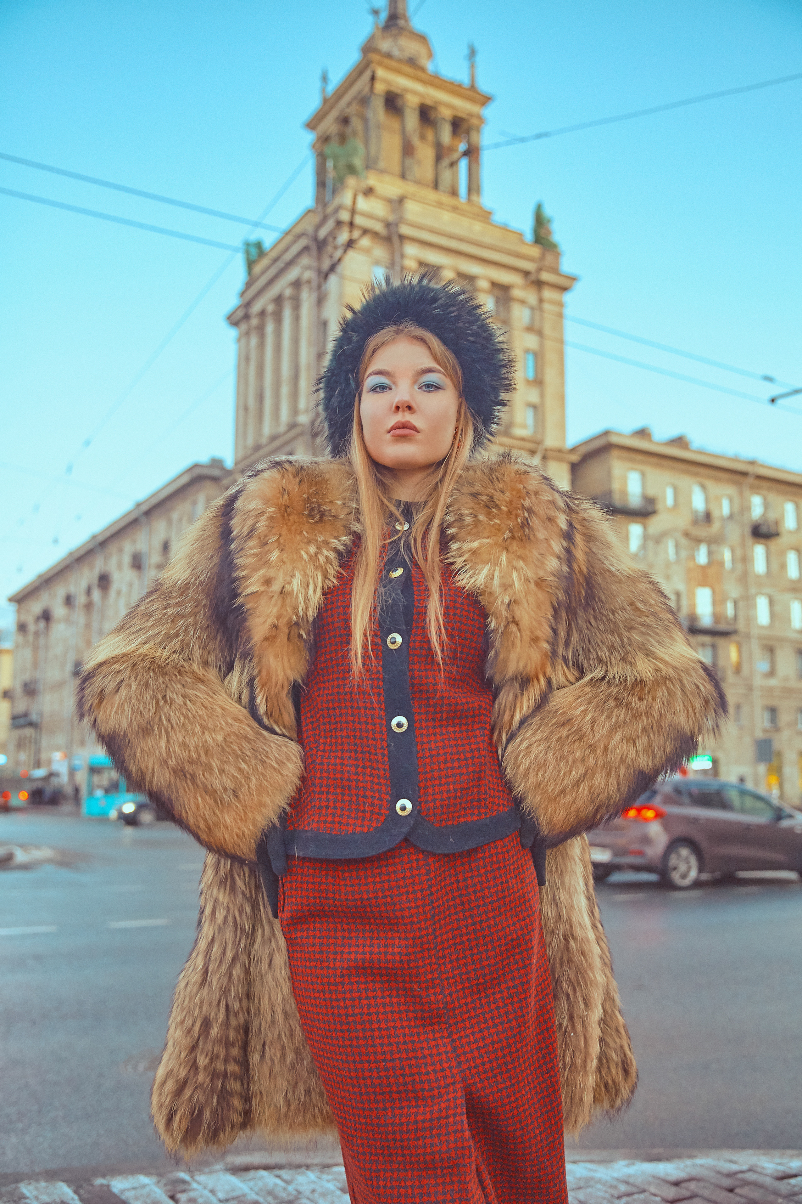 женщина в шубе на фоне сталинского ампира СССР