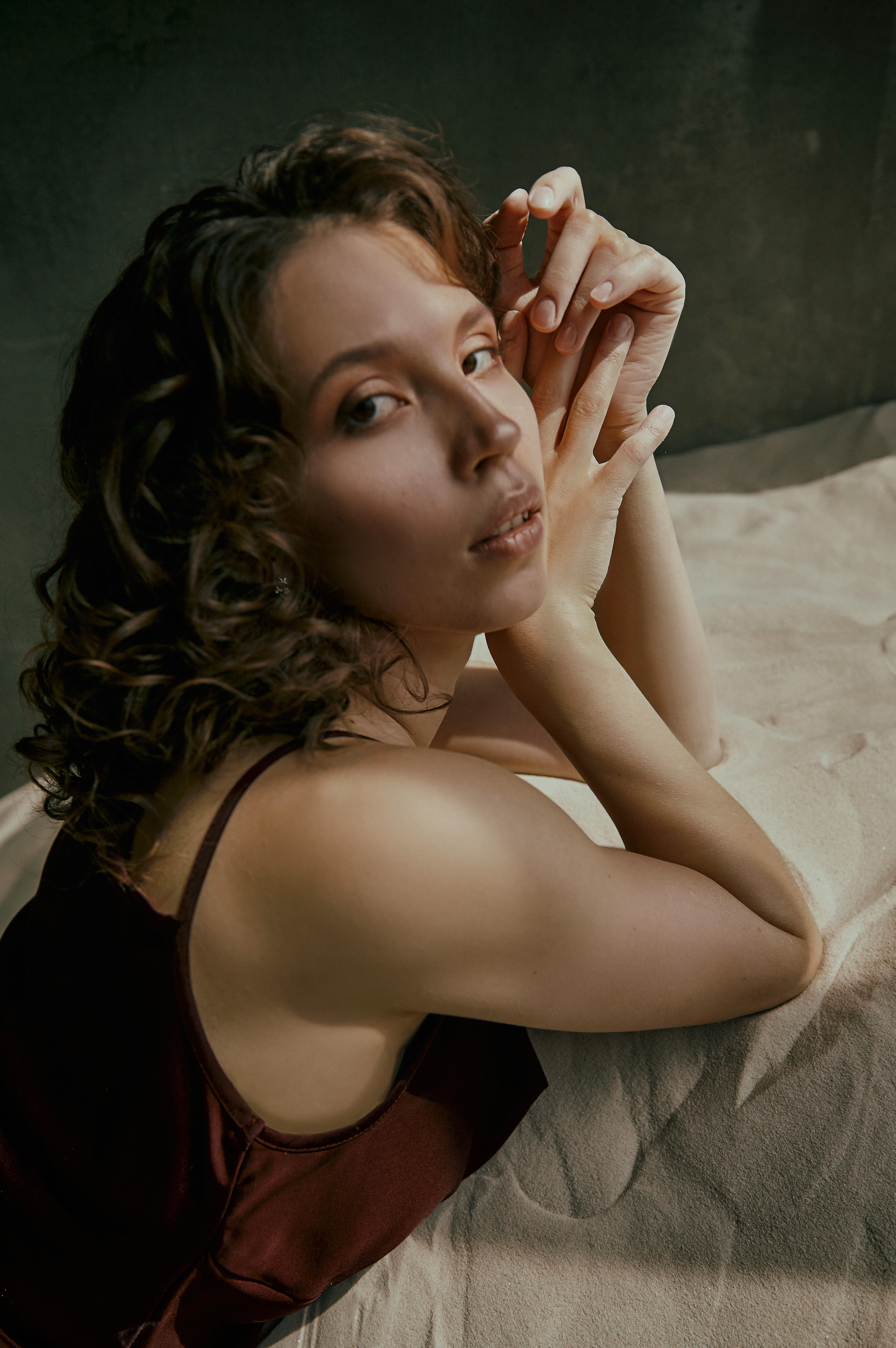 Студийная фотосессия девушки в песке. Рекламный фотограф Санкт-Петербург Катерина Мишкель