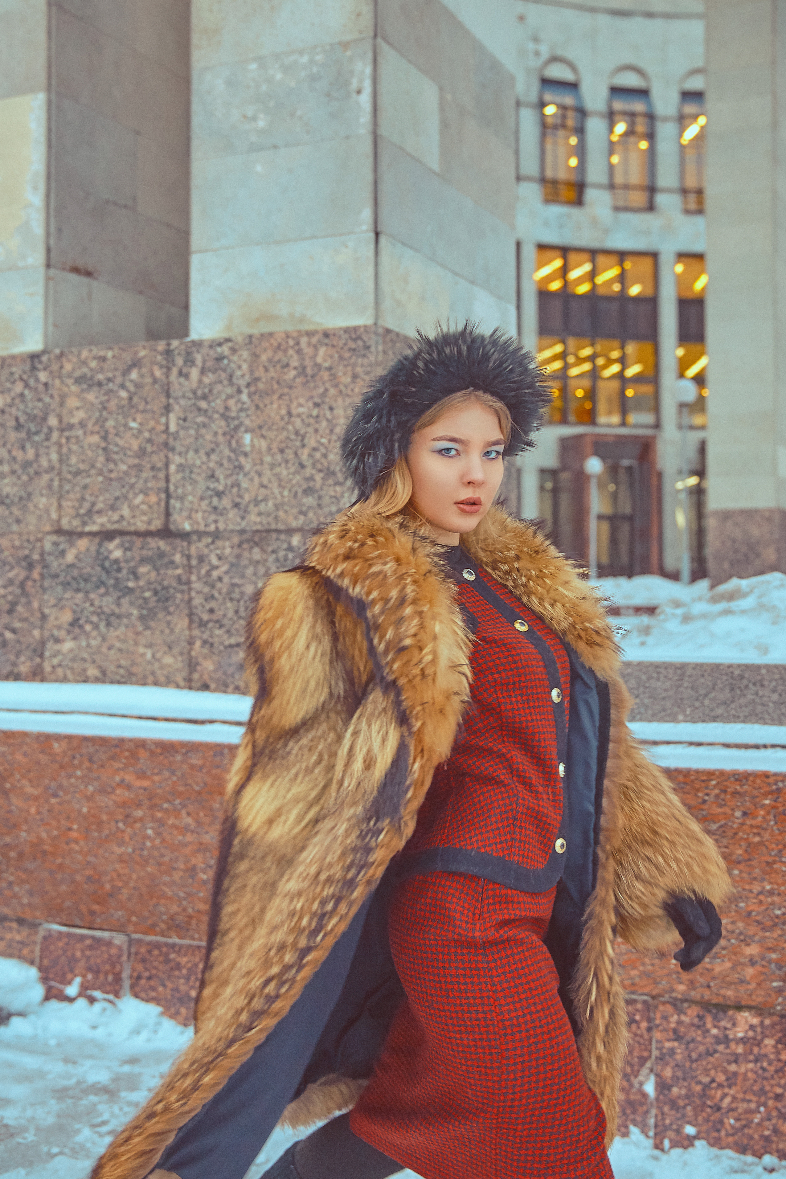 женщина из советского союза на фоне национальной библиотеки Петербурга 