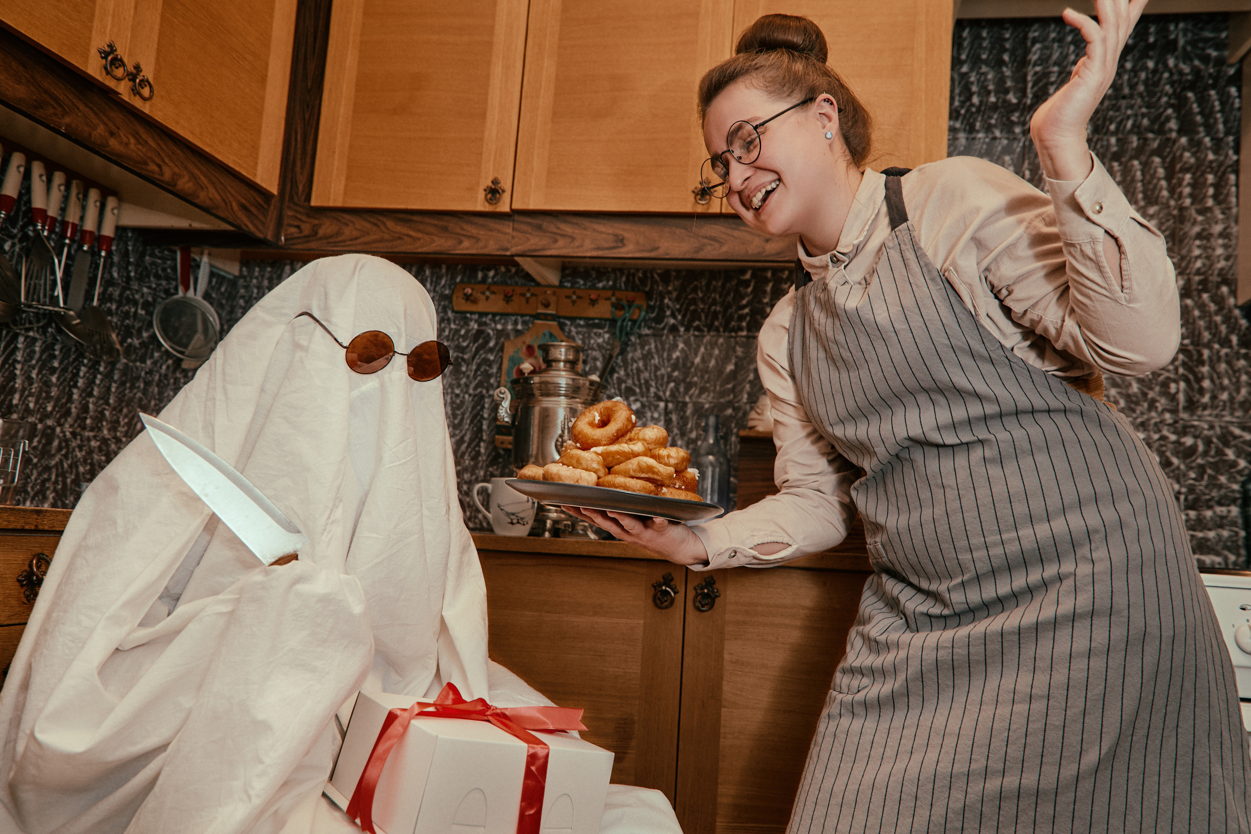 Концепт съемка дружелюбного приведения и домомучительницы. Рекламный фотограф Санкт-Петербург Катерина Мишкель