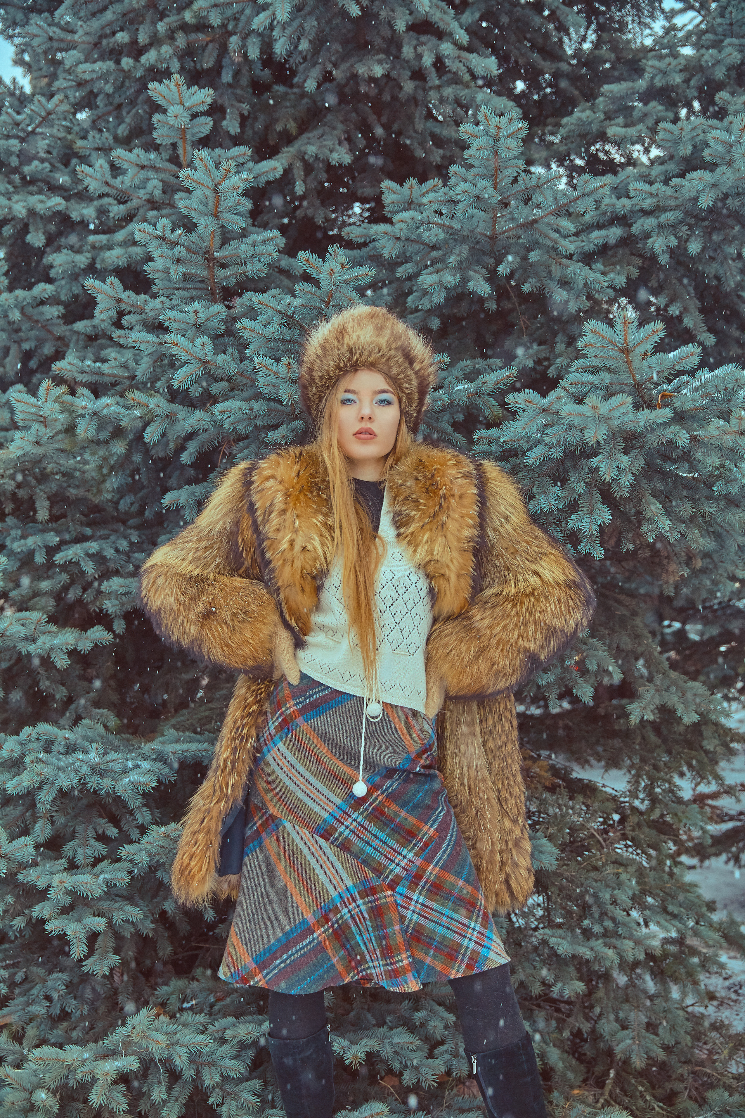 зимняя ретро-съемка в голубых елях