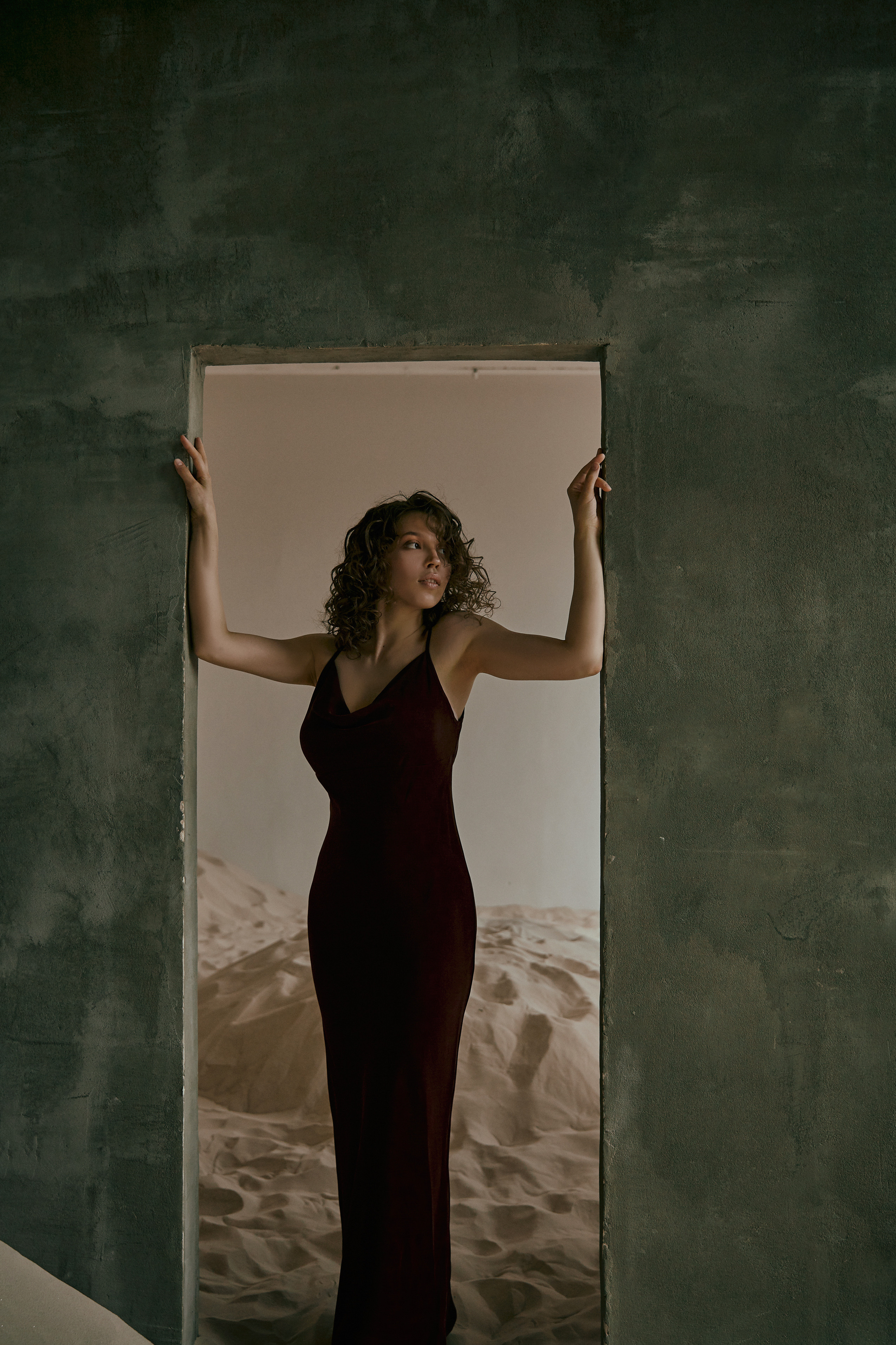 Студийная фотосессия девушки в песке. Рекламный фотограф Санкт-Петербург Катерина Мишкель