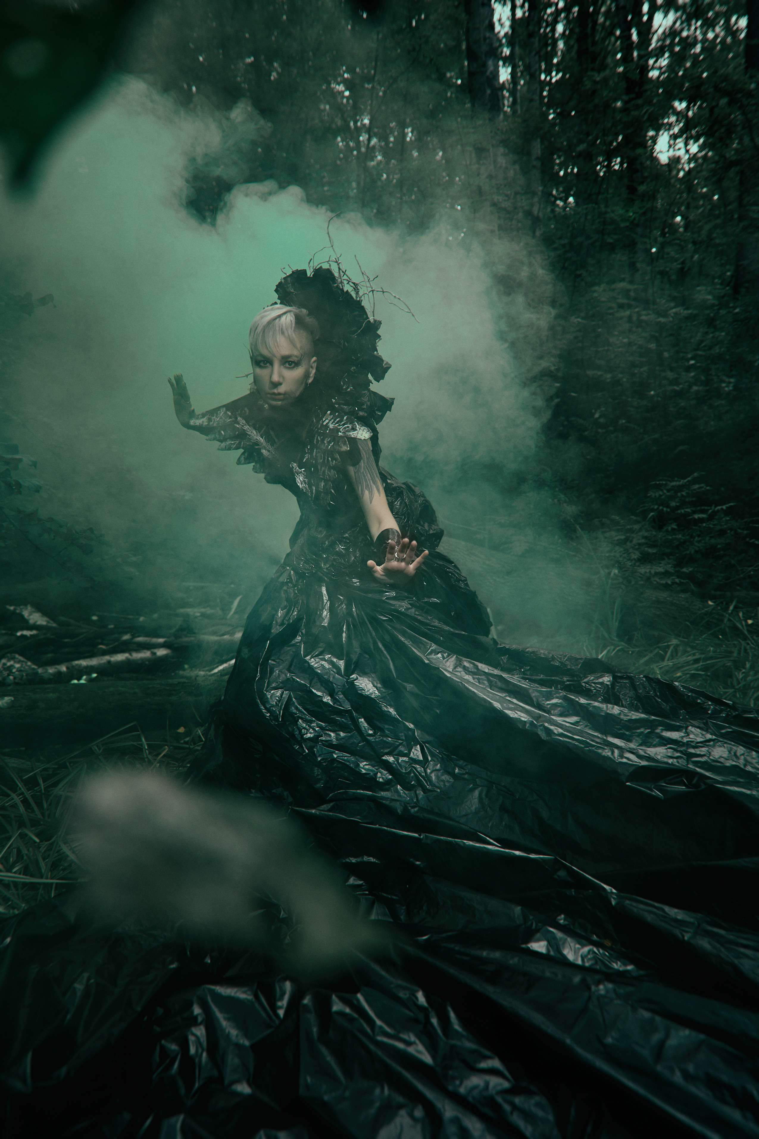 Арт-фотосессия с дымом в лесу. Рекламный фотограф Санкт-Петербург Катерина Мишкель