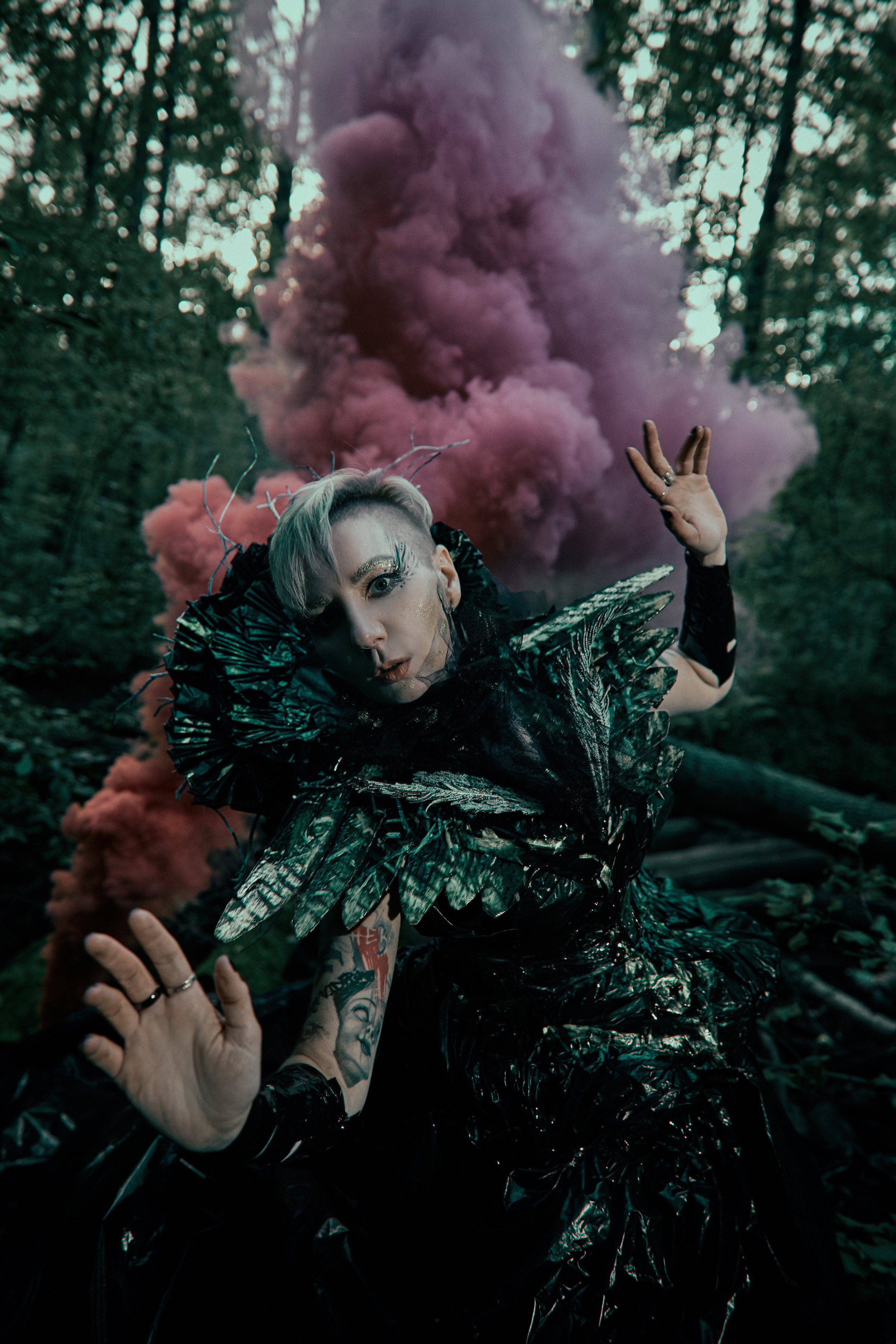 Арт-фотосессия с дымом в лесу. Рекламный фотограф Санкт-Петербург Катерина Мишкель