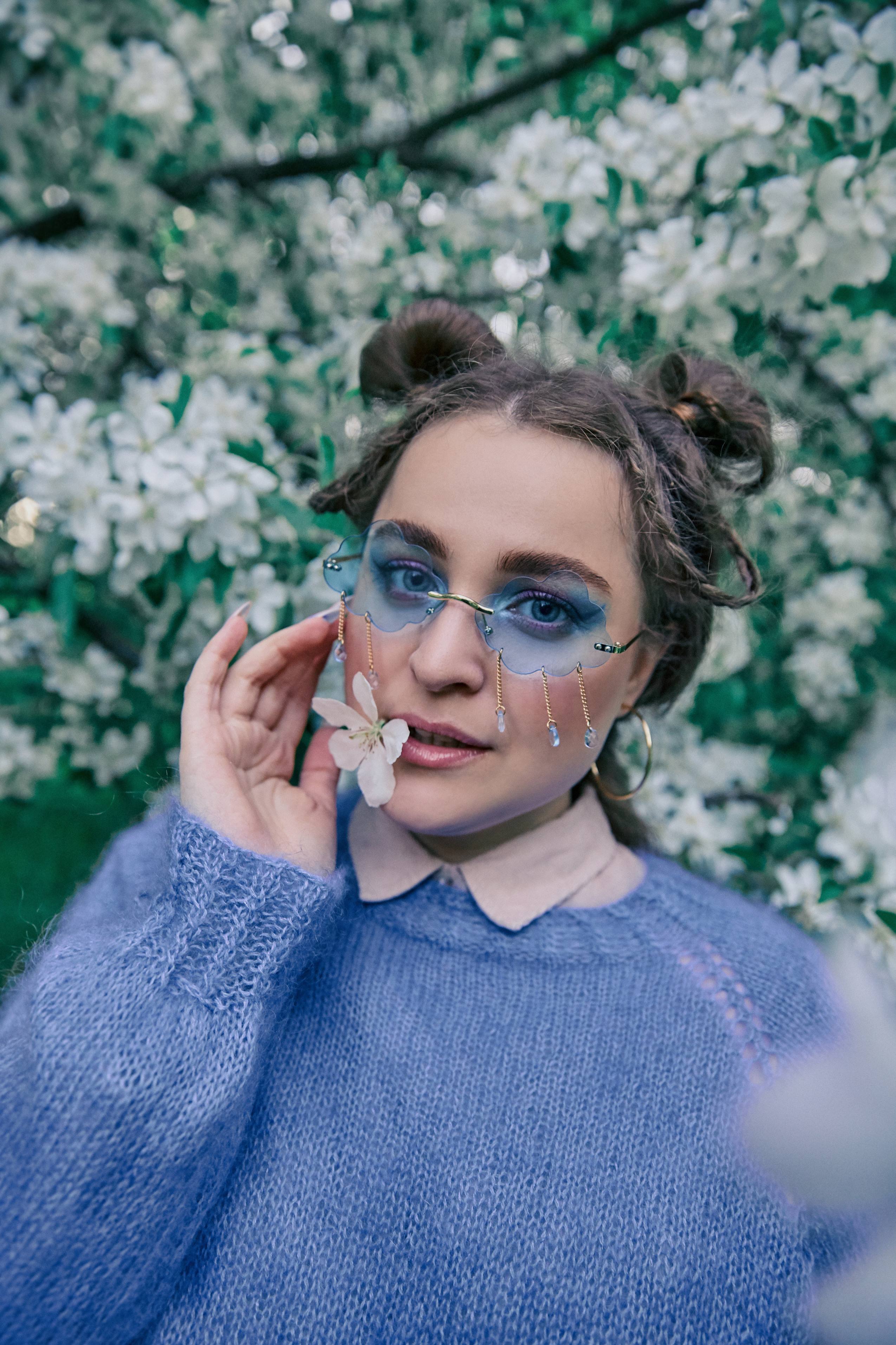 Фотосессия в цветении яблоневого сада. Рекламный фотограф Санкт-Петербург Катерина Мишкель