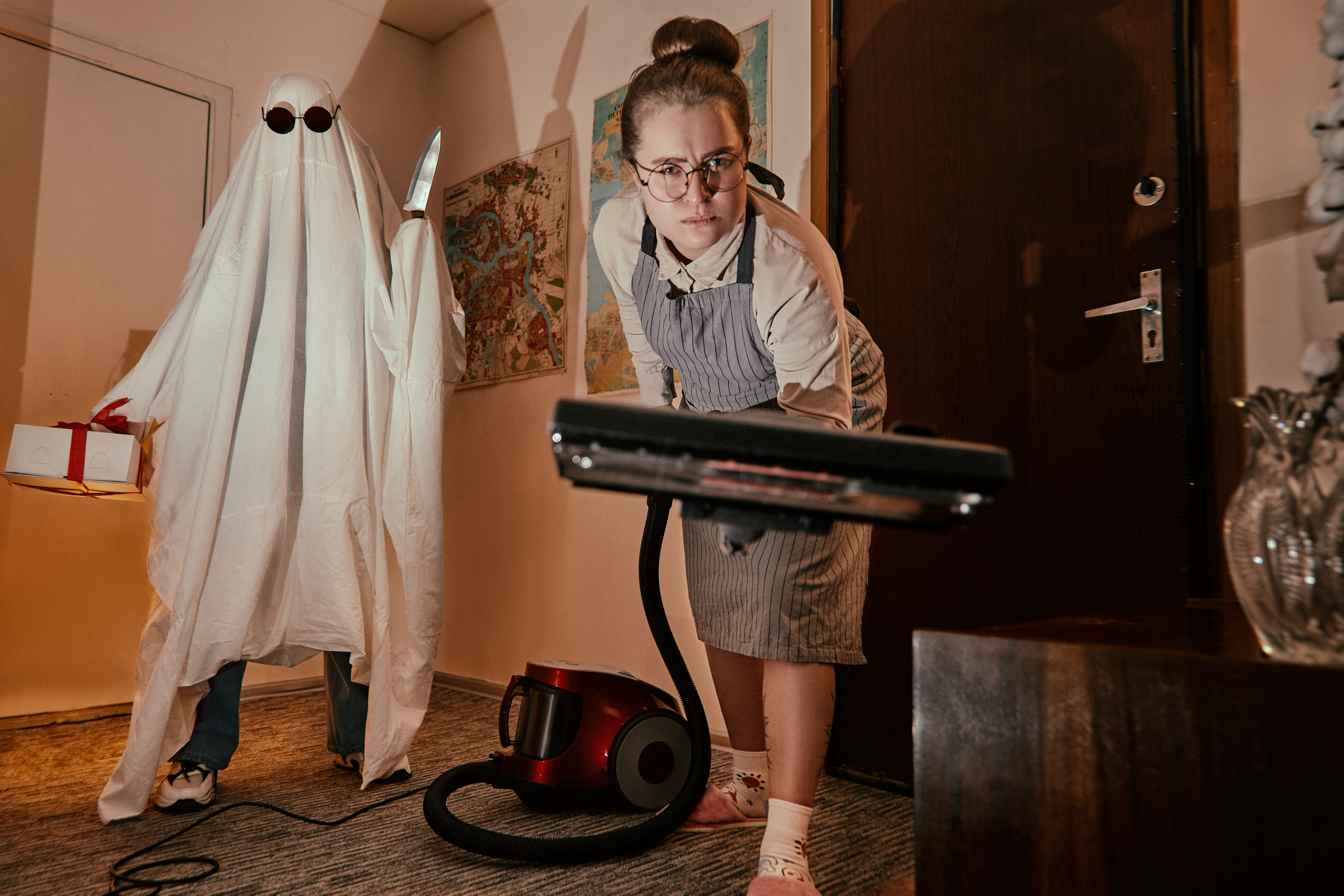 Концепт съемка дружелюбного приведения и домомучительницы. Рекламный фотограф Санкт-Петербург Катерина Мишкель