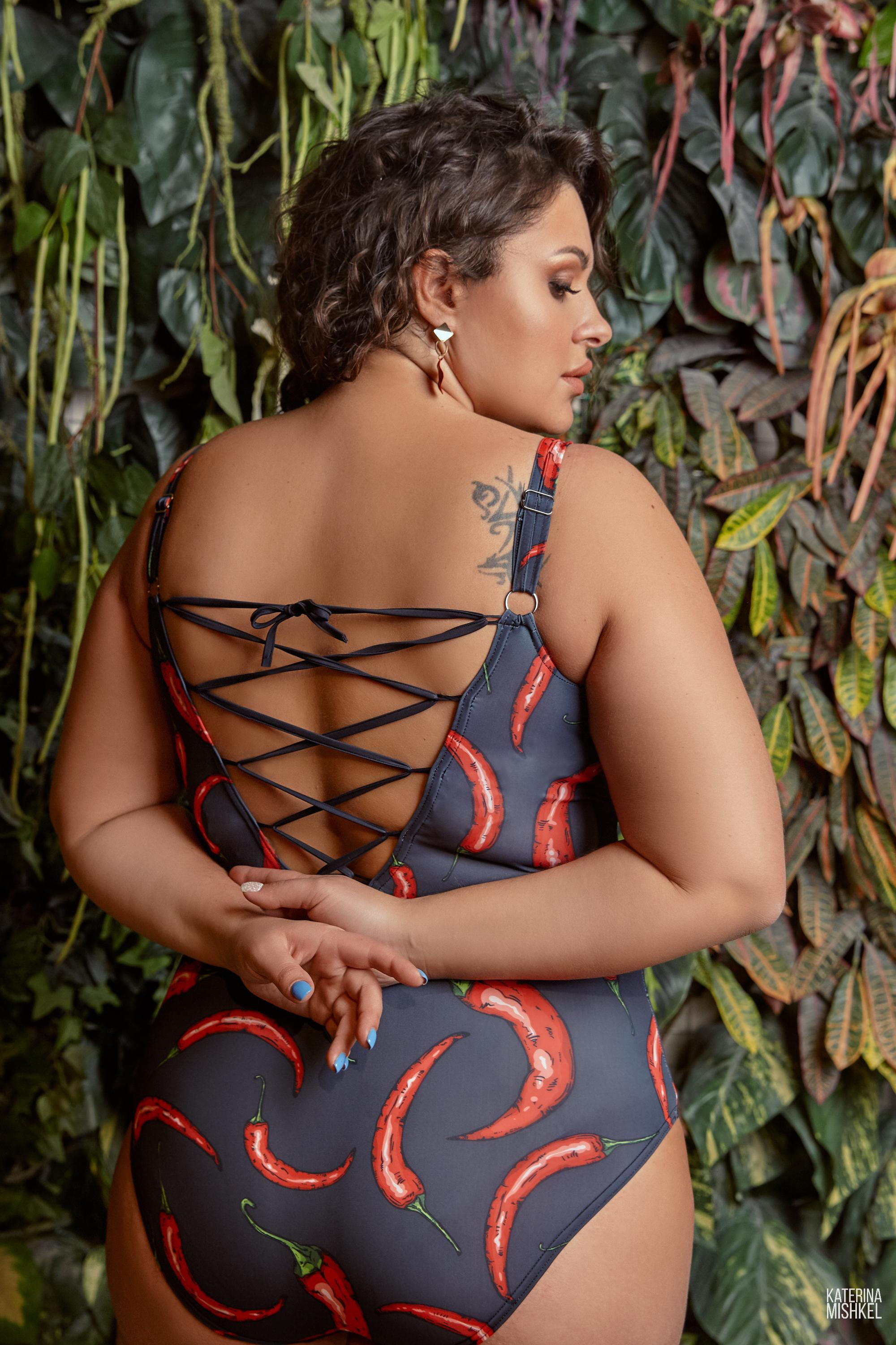 Плюссайз модель Элеонора Игнатова в купальнике с перцами для бренда Eva Graffova 