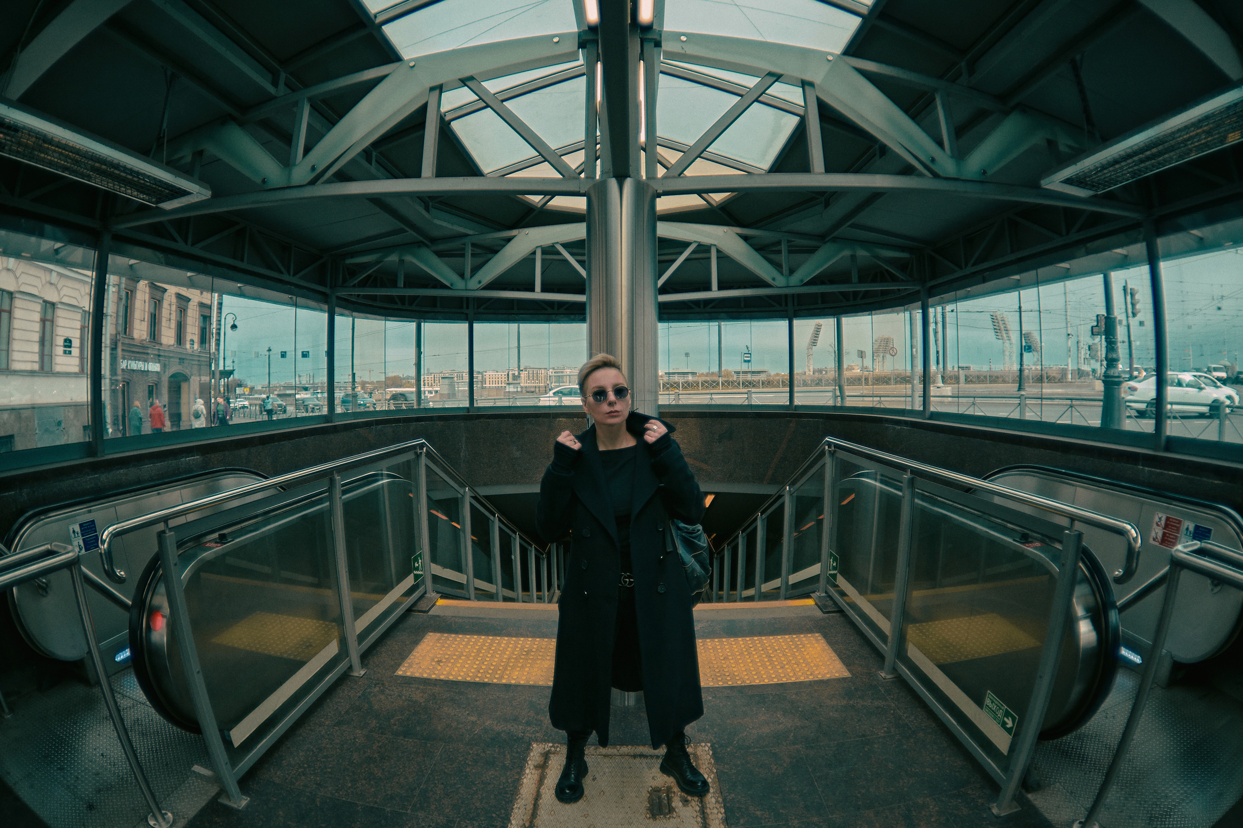 Нуарная фотосессия в метро и на Васильевском Острове. Рекламный фотограф Санкт-Петербург Катерина Мишкель