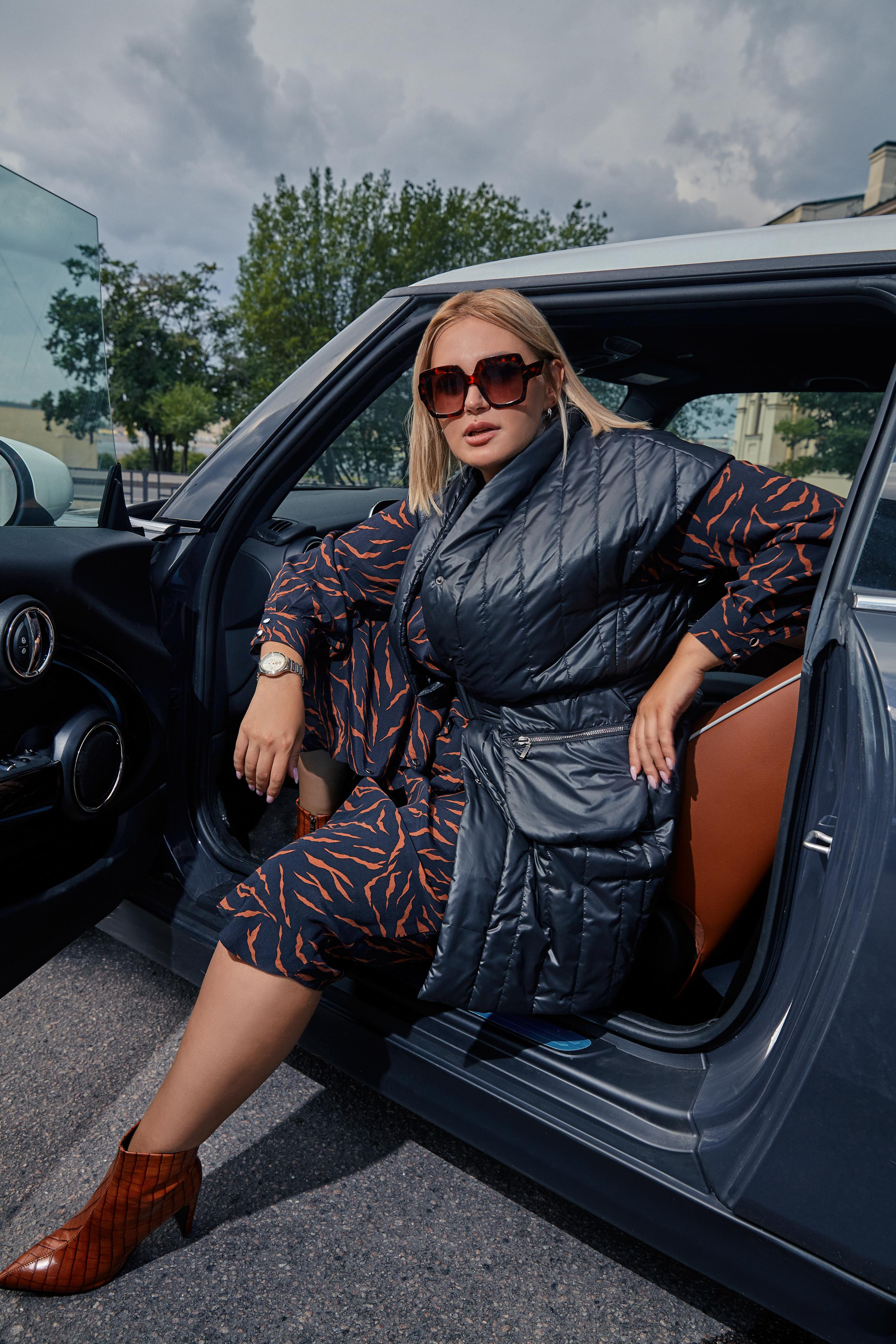 Светлана Жукова в мини купере для бренда Eva Graffova 